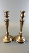 Paar Kerzenleuchter, 800er Silber, gefüllt, runde Plinthe, H. ca. 24 cm