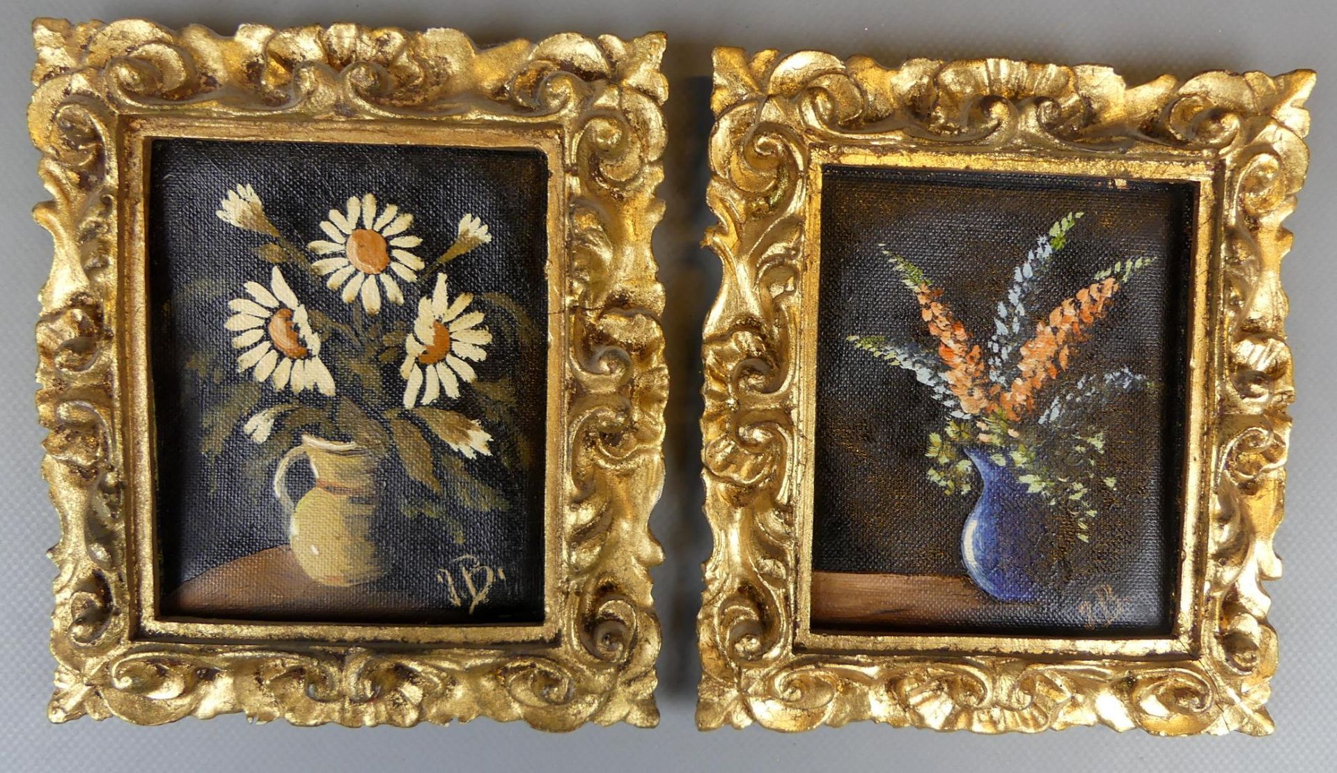 Paar Zierrahmen, goldgefasst, mit Stoffmalerei, Blumenstillleben,