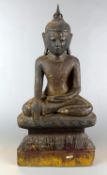 Sitzender Buddha, Geste der Erdberührung (bhumisparsha mudra), Holz geschnitzt,