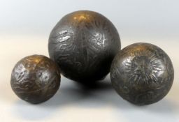 3 eiserne Kugel Geld, Bullet-Money, wohl Indonesien, Dm. 6,5/5/3,5 cm, 1134g., 412g, 202g.