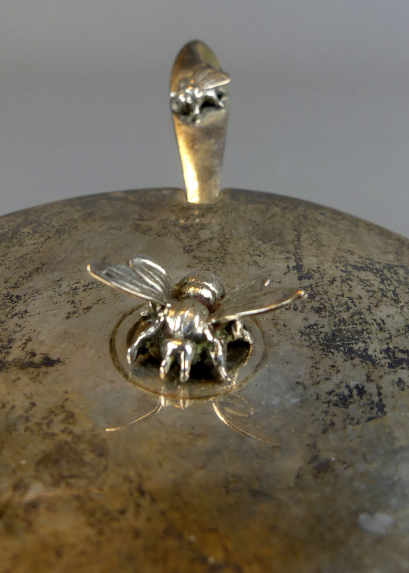 Honigdeckeldose, Kristallglas mit 800er Silberdeckel und Löffel, Bienendekor, - Image 2 of 3