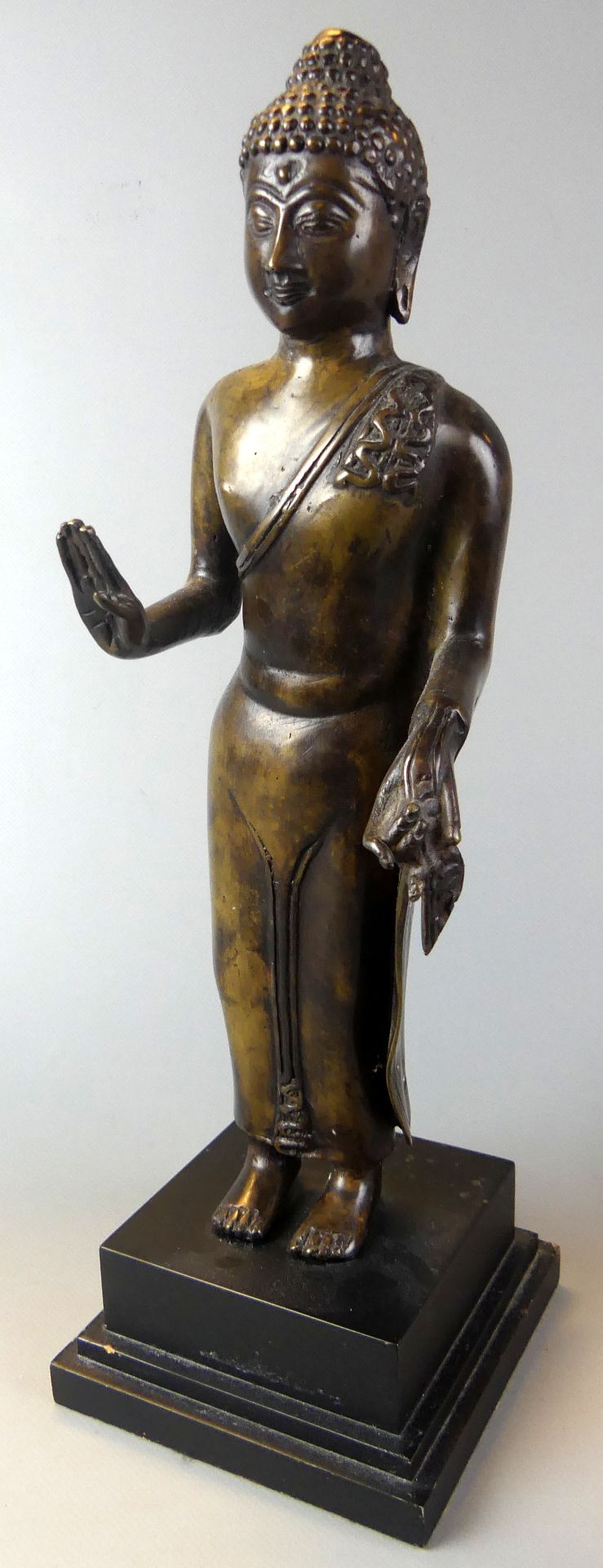 Stehender Buddha, Geste der Schutzgewährung (abhaya mudra), - Image 2 of 4