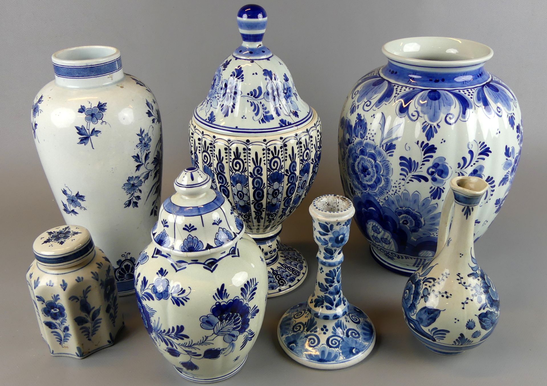Konvolut von 7 Delfter Porzellan Teilen, u.a. Vasen, Deckelgefäßen,