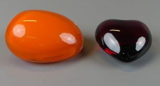 2 Paperweights, 1x herzförmig, Baccarat, France, 1x orange, Gebrauchsspuren,