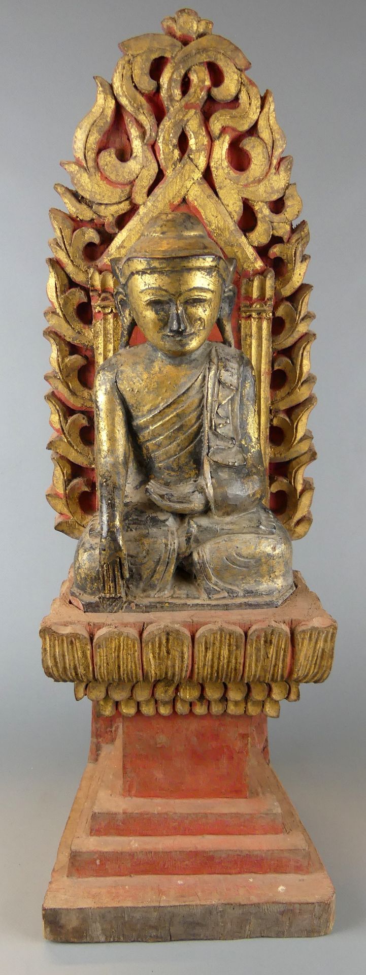 Sitzender Buddha, Geste der Schutzgewährung (abhaya mudra), Holz geschnitzt,