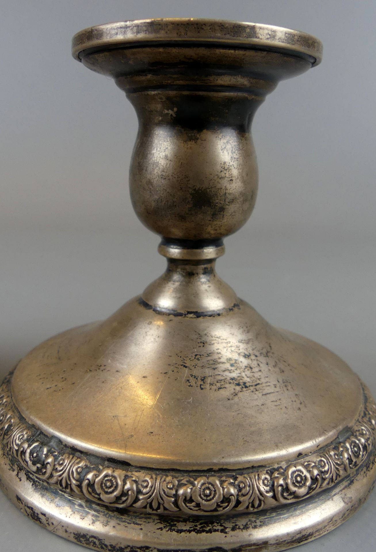 Paar kleine Kerzenleuchter, Sterling Silber, verzierter Fuß, H. ca. 9 cm, - Bild 2 aus 3