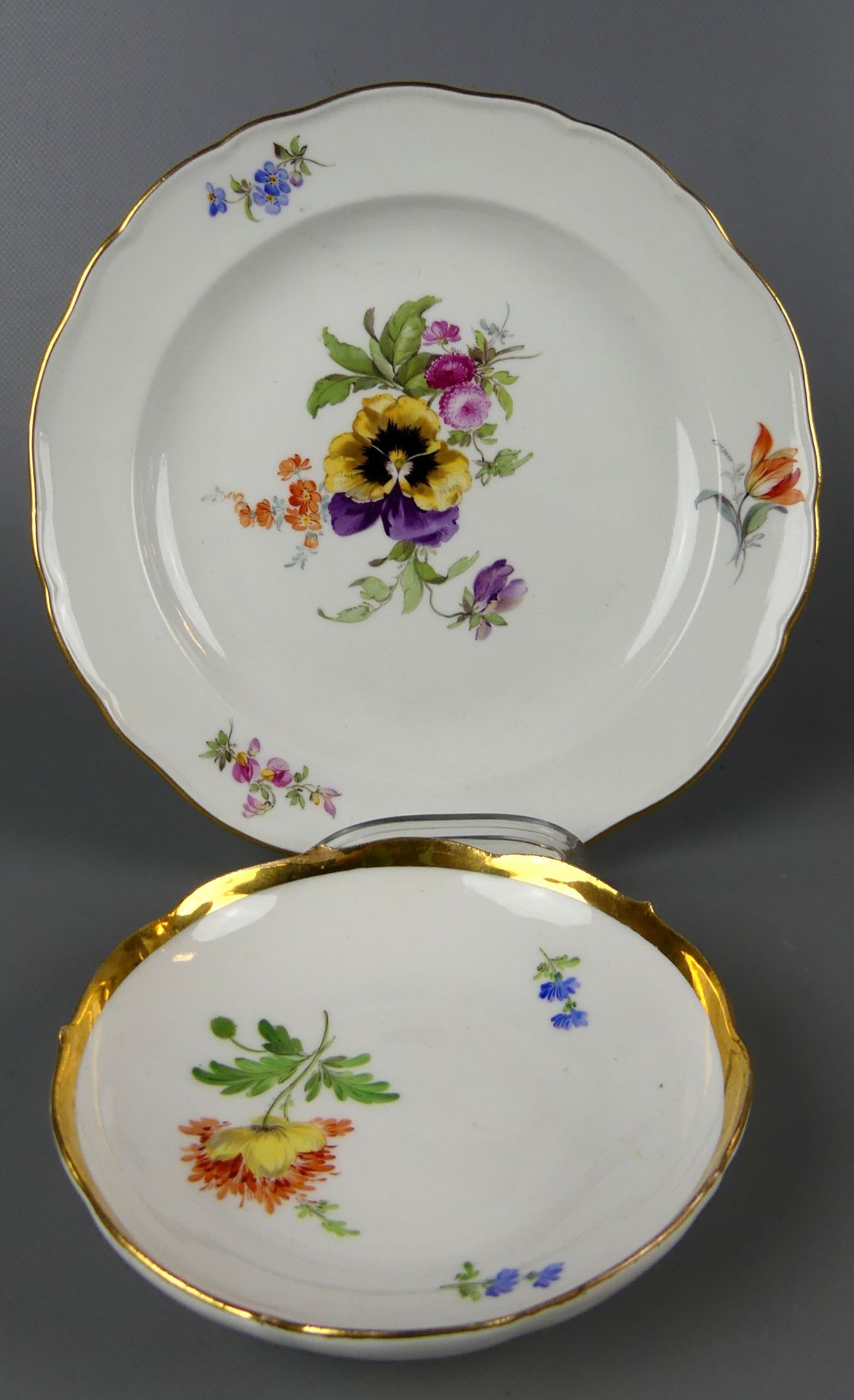 2 Teile Meissen, versch. Blumendekore, Goldrand, Dm. 21/13,5 cm,