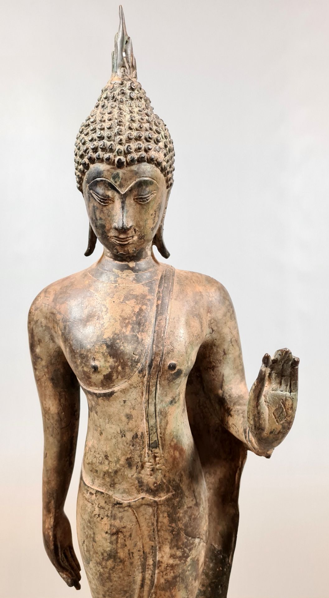 Schreitender Buddha, Geste der Schutzgewährung (abhaya mudra), - Image 3 of 5