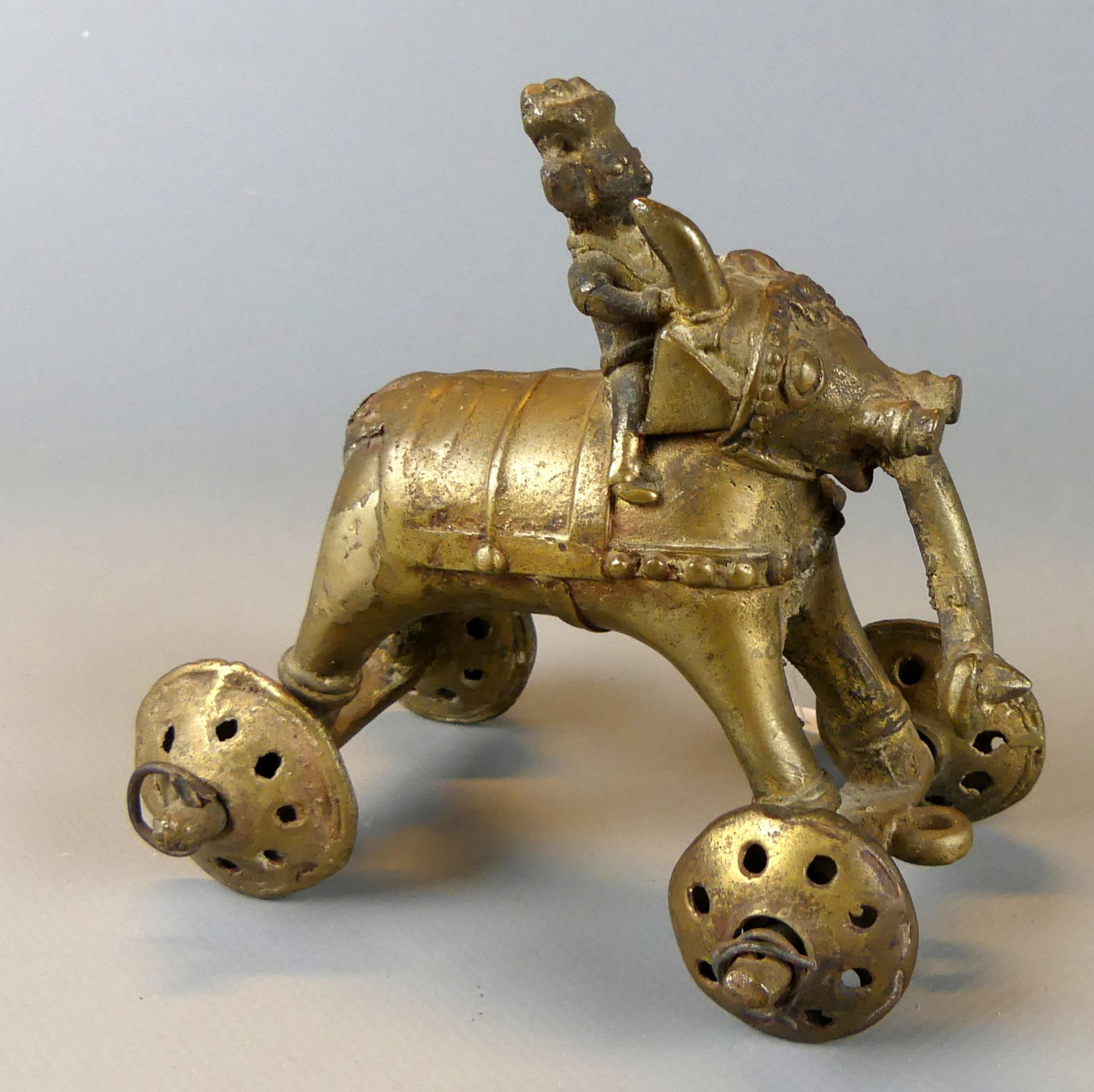 Elefant mit Reiter auf Rädern, Messing, Asien, Antikes Spielzeug,