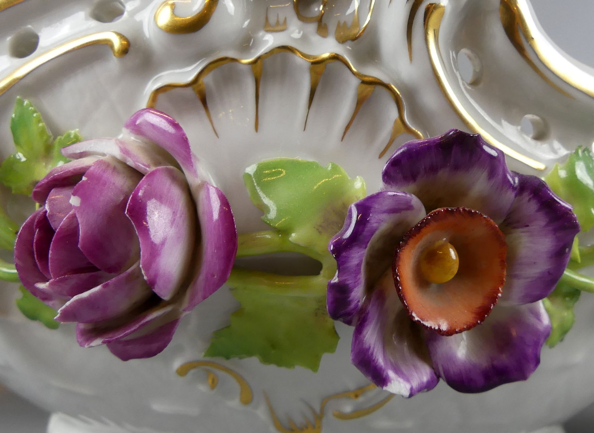 Ovale Schale, gehalten von 2 Porzellanfiguren, außen plastische Blumen, - Bild 2 aus 4