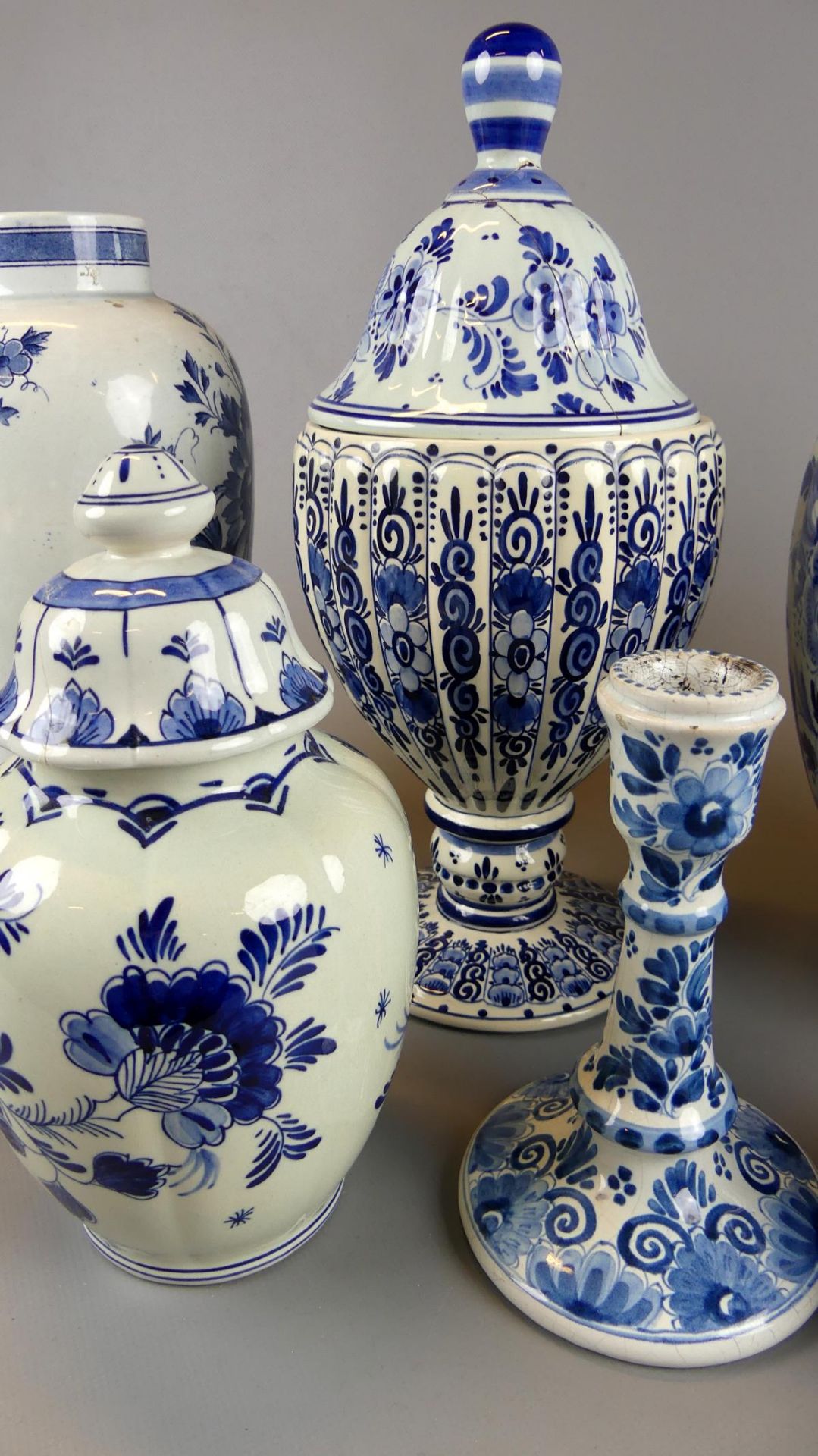 Konvolut von 7 Delfter Porzellan Teilen, u.a. Vasen, Deckelgefäßen, - Bild 2 aus 4