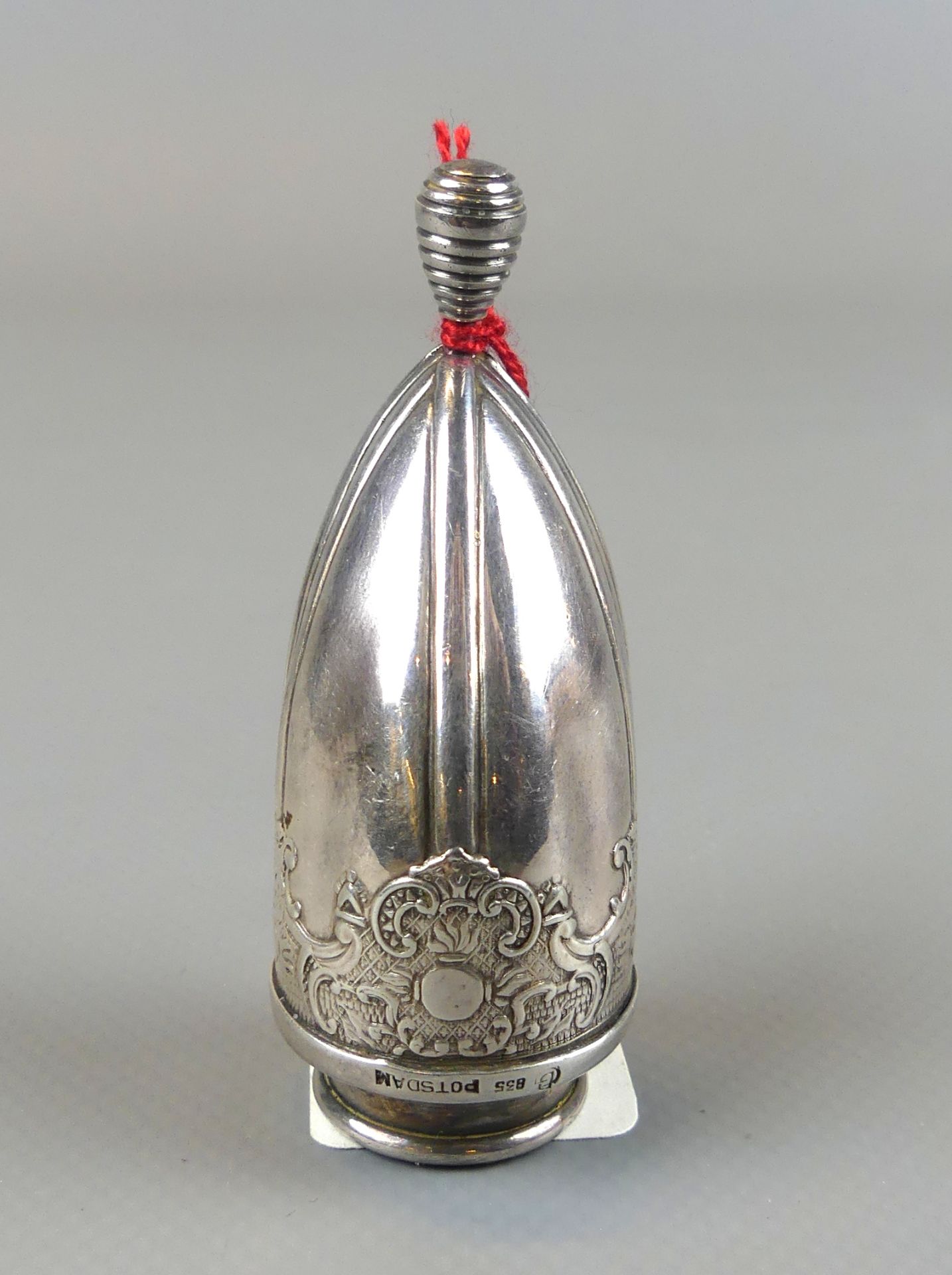 Flaschenkorkenhalter, Miniatur einer preußischen Grenadiermütze des