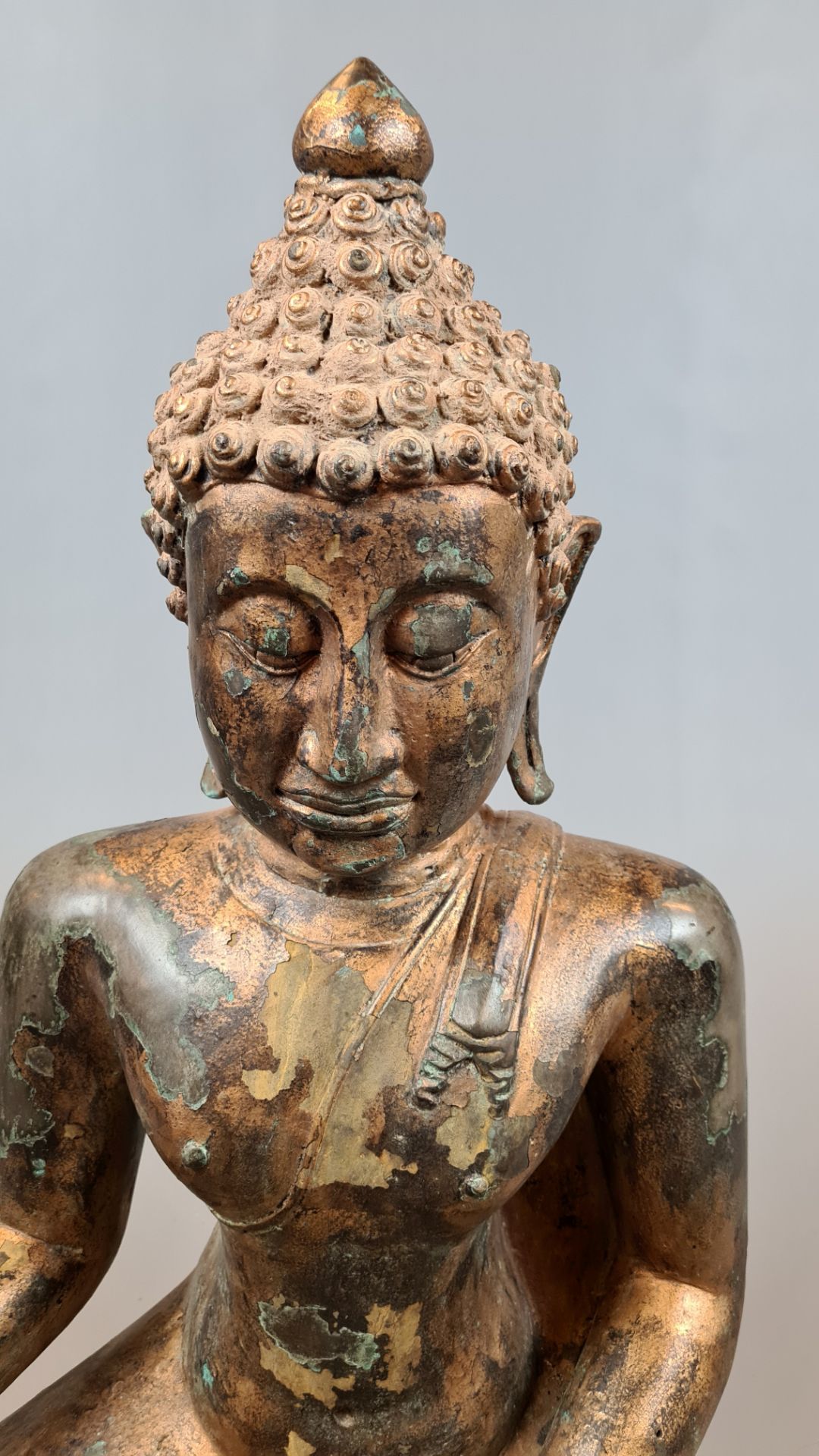 Sitzender Buddha, Geste der Erdberührung (bhumisparsha mudra), Kunststoff /Holz?, - Image 2 of 4