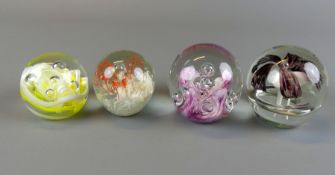 4 Paperweights, farbloses Glas, reiche farbige Einschmelzungen, ca. 4,5 bis 7 cm