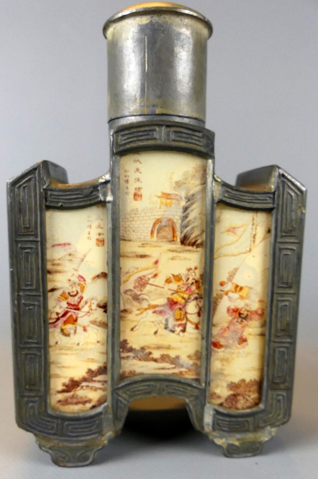 Karaffe, Asien, Zinn mit gemalten Szenen hinter Glasscheiben, Schriftzeichen, - Image 2 of 3