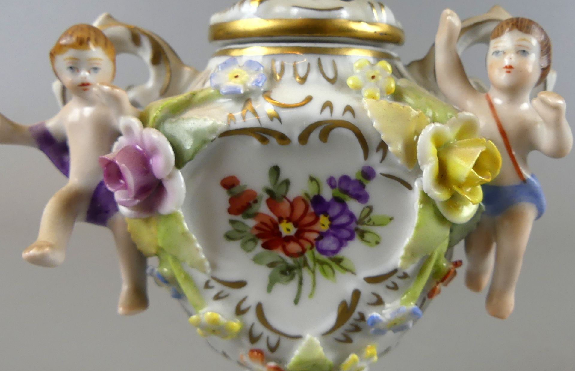 Kleine Henkelvase, Plauen, Porzellan mit Blüten/Blumen verzierten Deckel, - Bild 2 aus 3