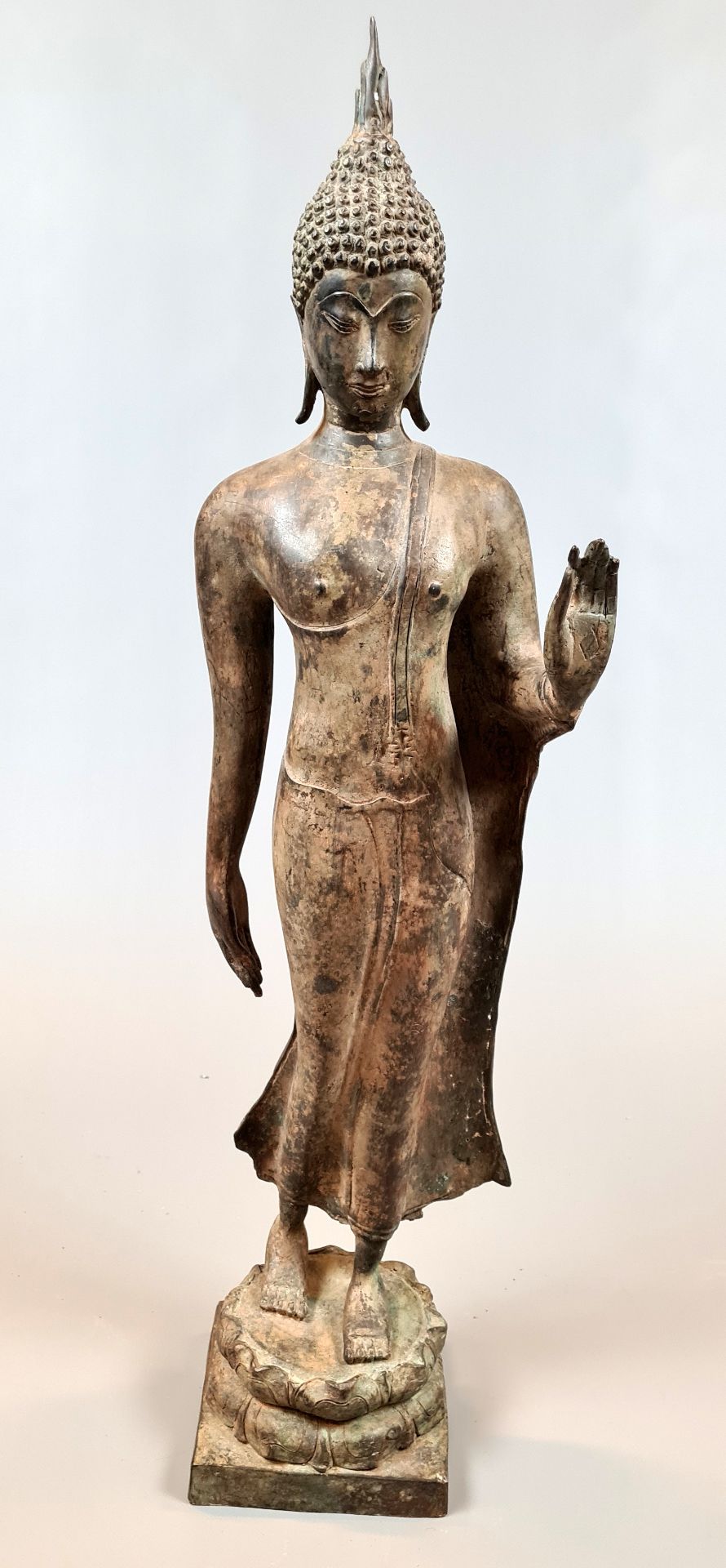 Schreitender Buddha, Geste der Schutzgewährung (abhaya mudra),