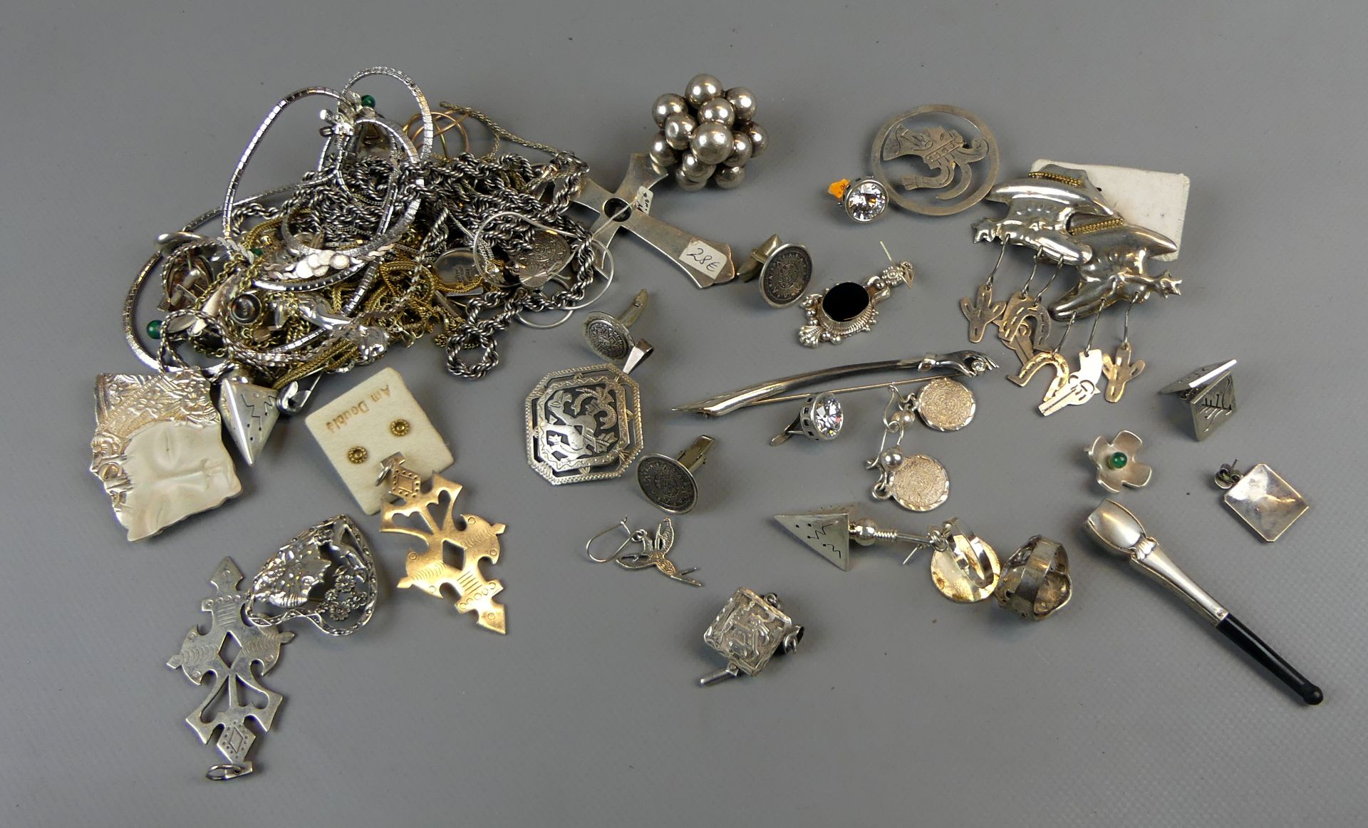 Silberschmuck mit Schmuckkiste, Metall, versch. Arbeitsszenen im Deckel, auf 4 Füßen, - Image 3 of 3