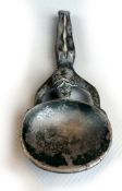 Kleine Bronze, "Liegender Junge", Schale haltend, ein Fuß gebrochen, L. 11,5 cm