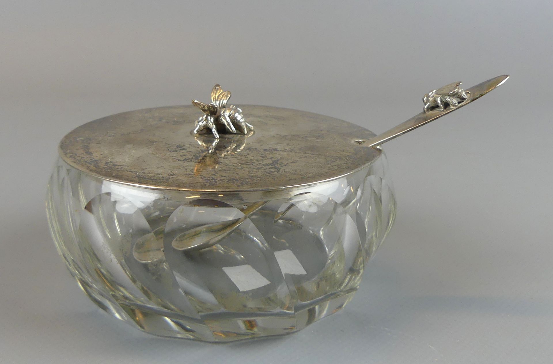 Honigdeckeldose, Kristallglas mit 800er Silberdeckel und Löffel, Bienendekor,