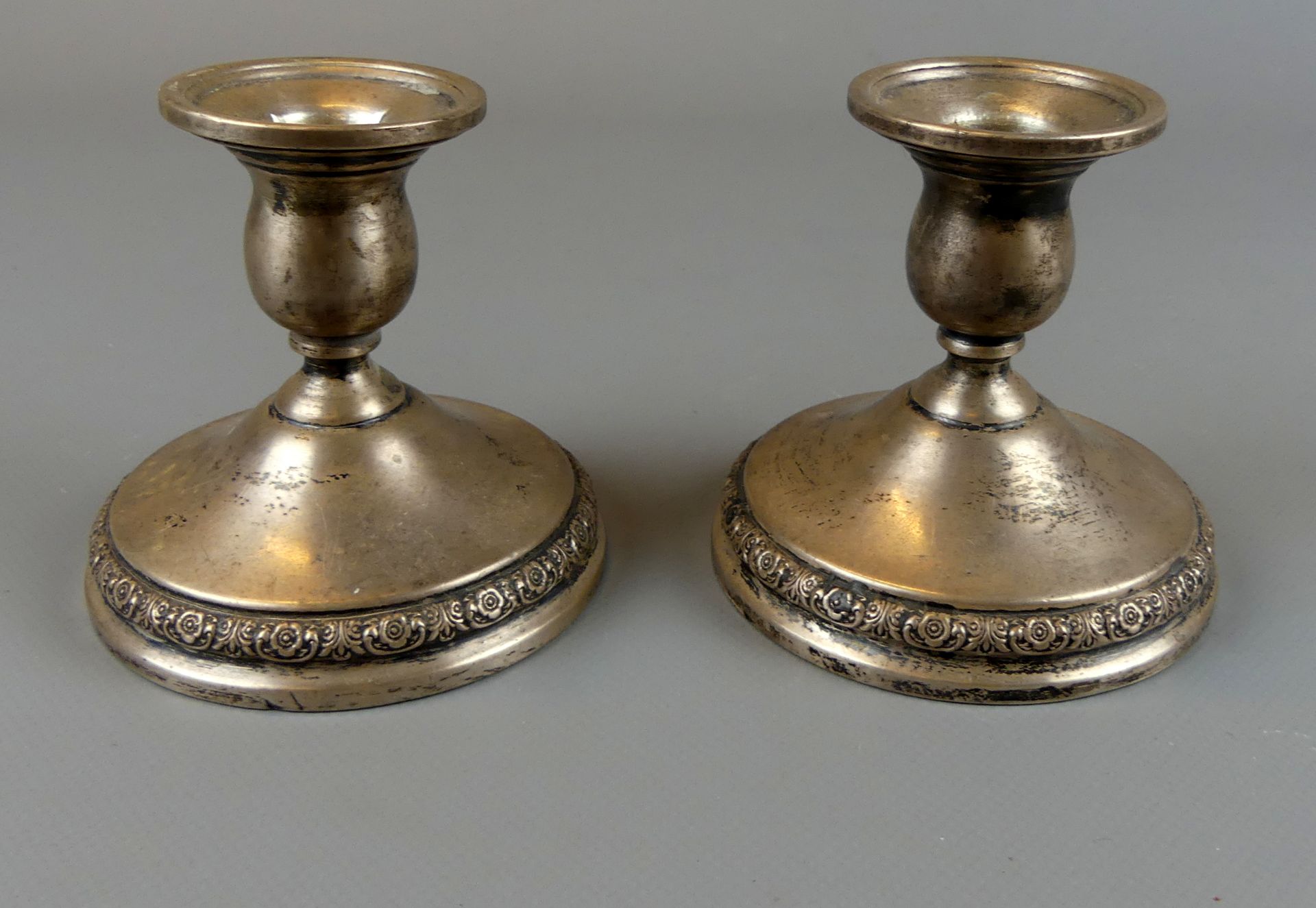 Paar kleine Kerzenleuchter, Sterling Silber, verzierter Fuß, H. ca. 9 cm,