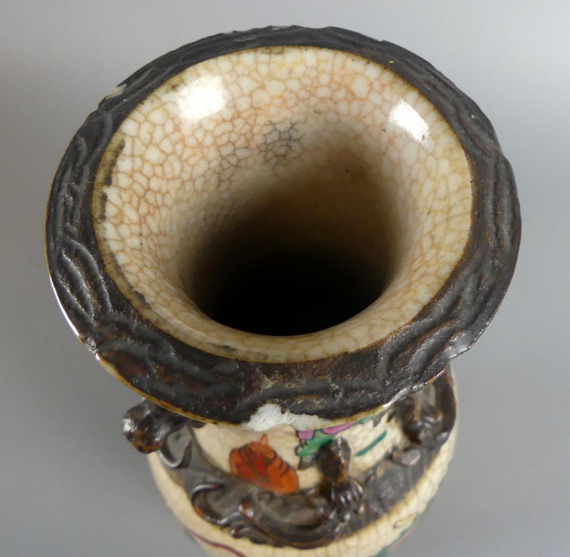 Vase, farbig bemalt, asiatische Szenen, - Image 4 of 4