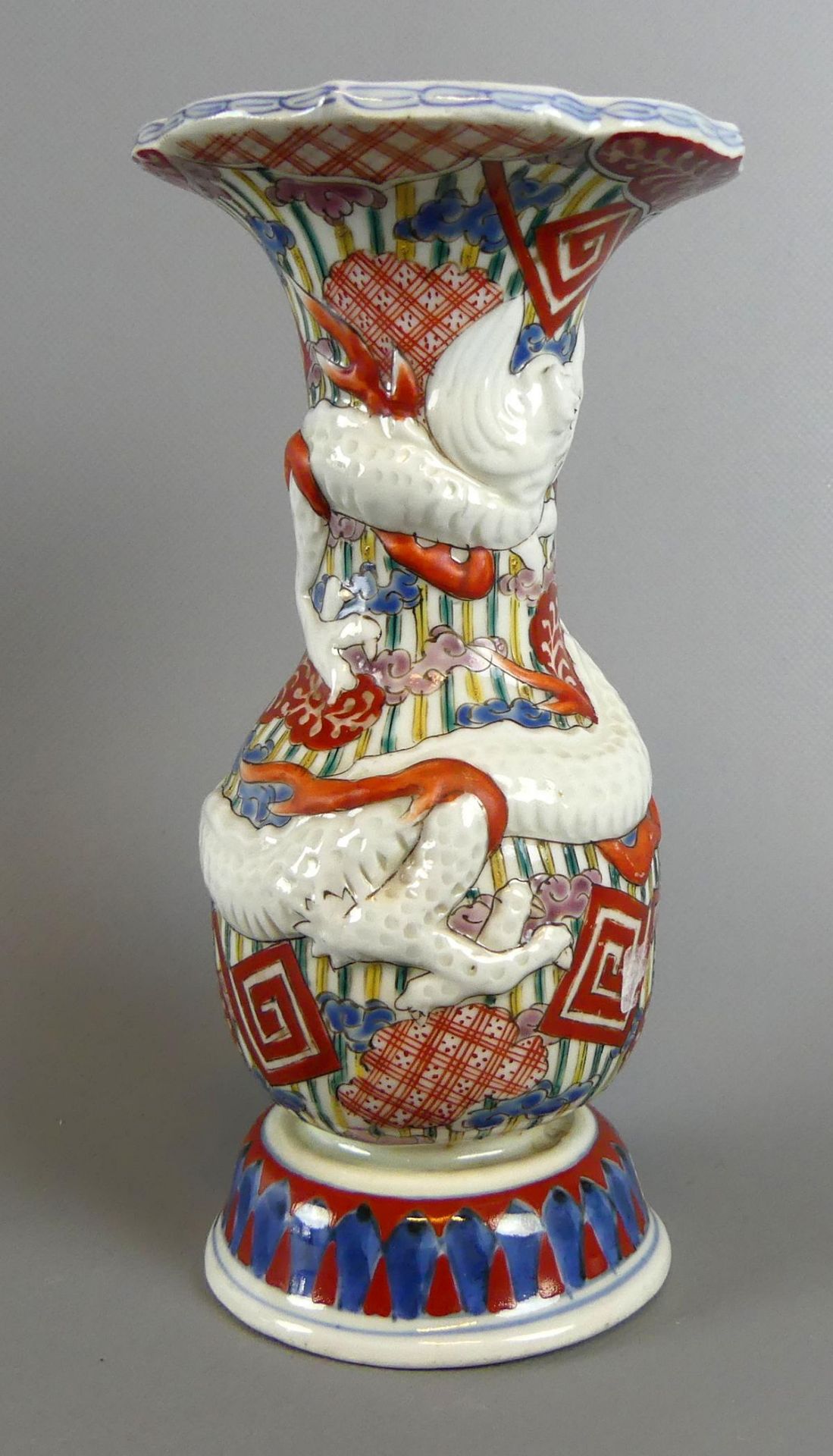 Japan, kleine Balustervase, Keramik, Drache in Relief auf buntem Grund, - Bild 2 aus 3