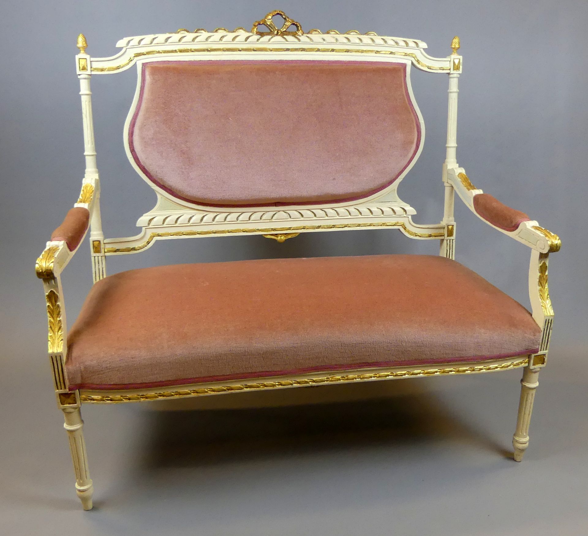Sofa, 2-Sitzer, weiß/gold gefasst, sehr gute Polsterung, H. ca. 102, B. 112, T. 48 cm