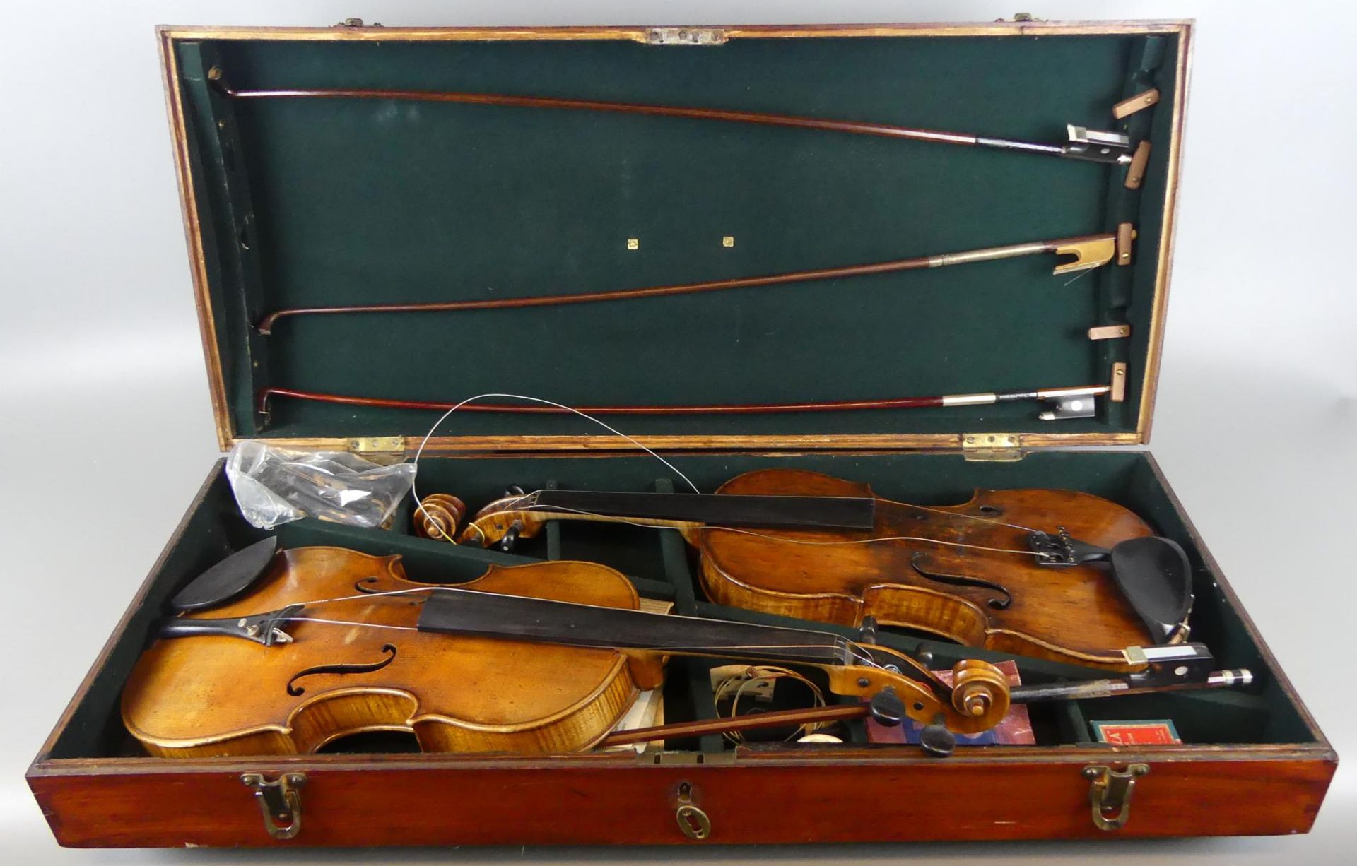 Paar Geigen im Kasten, mit Zettelinschriften; Laurentius Storioni,