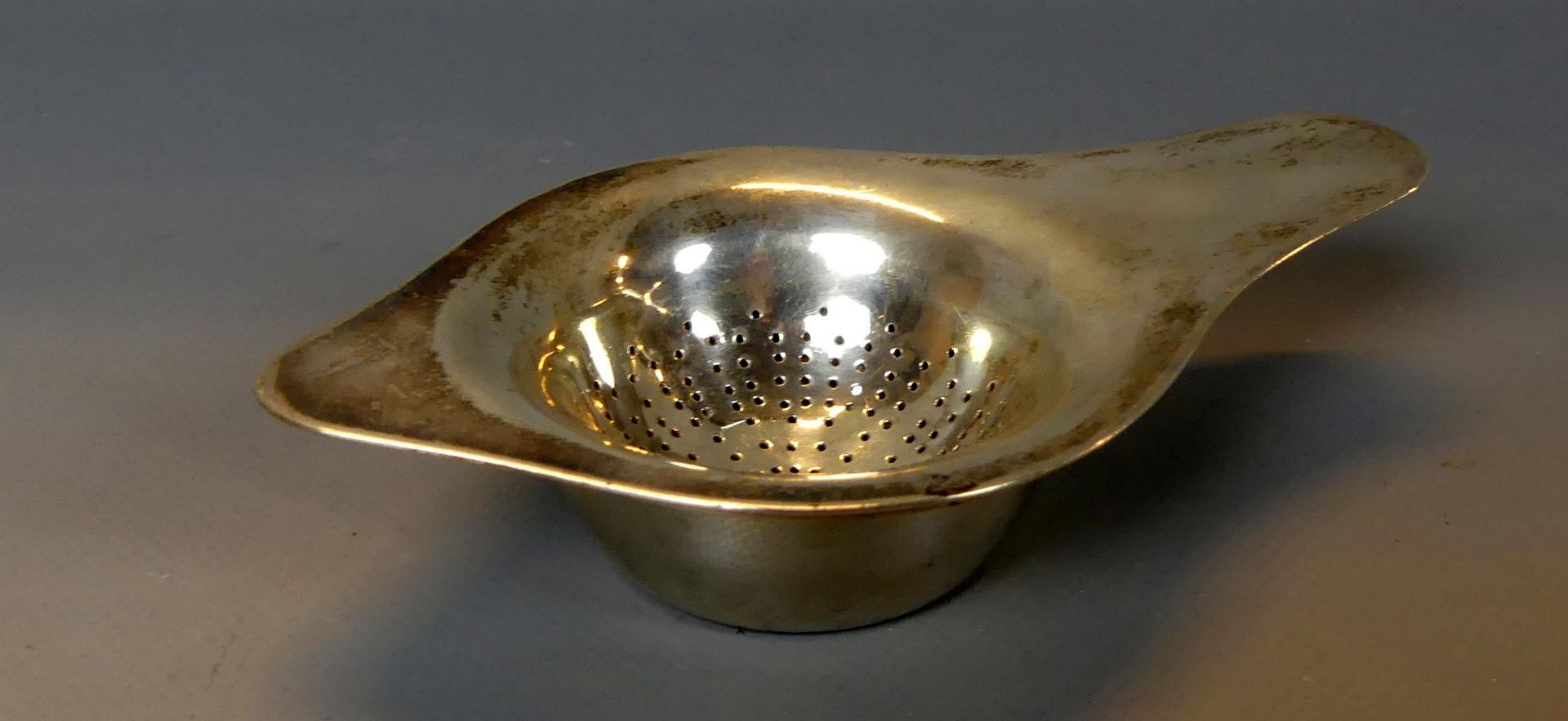 Teesieb, 800er Silber, Halbmond/Krone, mit Tropfschale (versilbert), ca. 58 g.