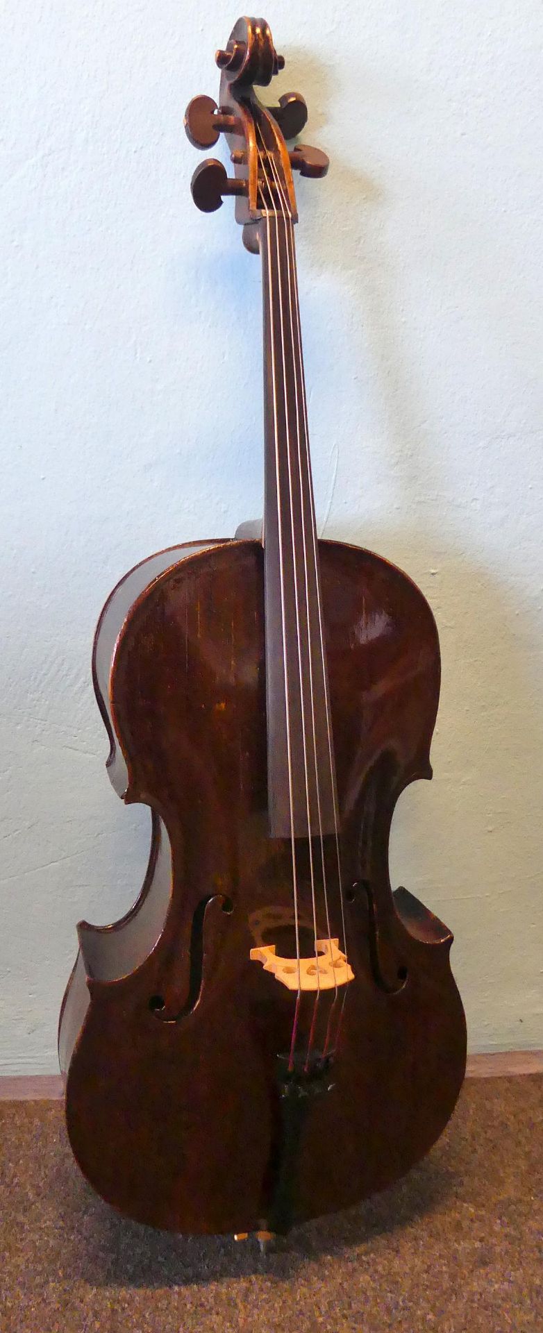 Kinder-Cello, mit Zettelinschrift, Oberfläche restauriert, H. ca. 113 cm,