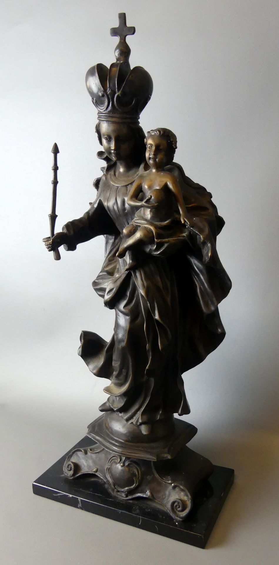 Maria mit dem Jesuskind und Zepter haltend, Bronze, - Image 2 of 3