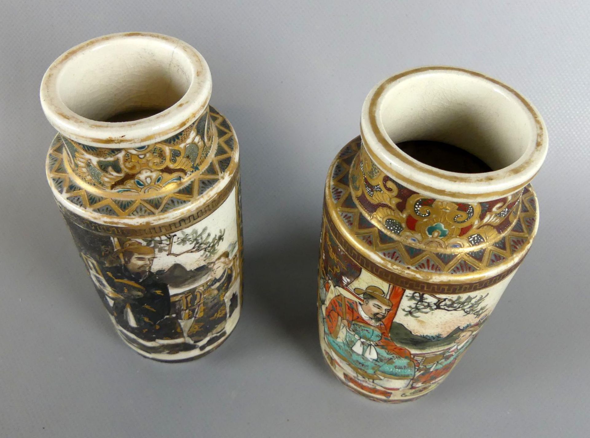 Paar Vasen, Cloisonné, verschiedene asiatische Darstellungen, - Bild 2 aus 2