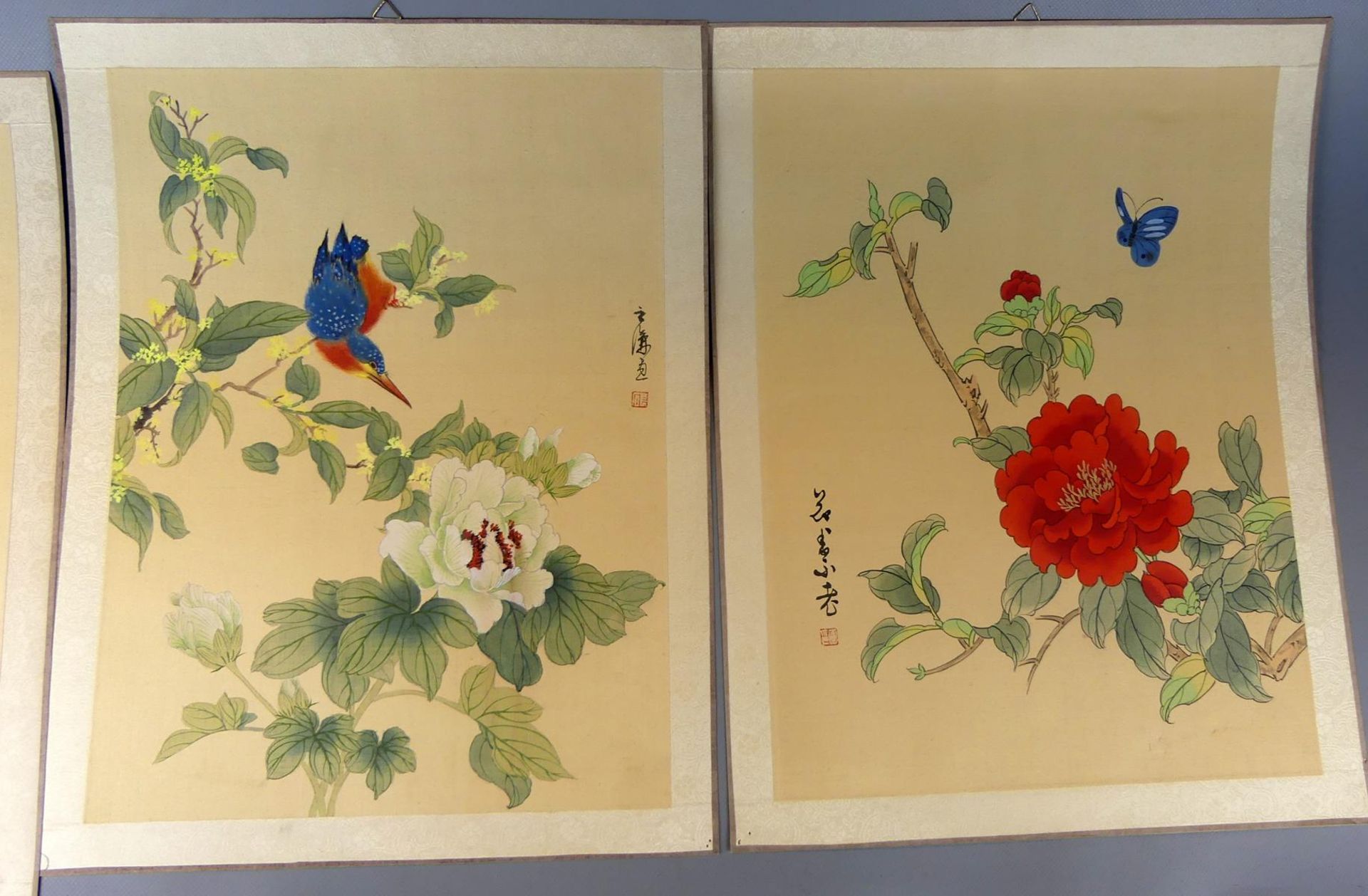 Konvolut von 5 asiatischen Seidenbildern, Aquarell/Papier, Blumen mit - Image 2 of 3