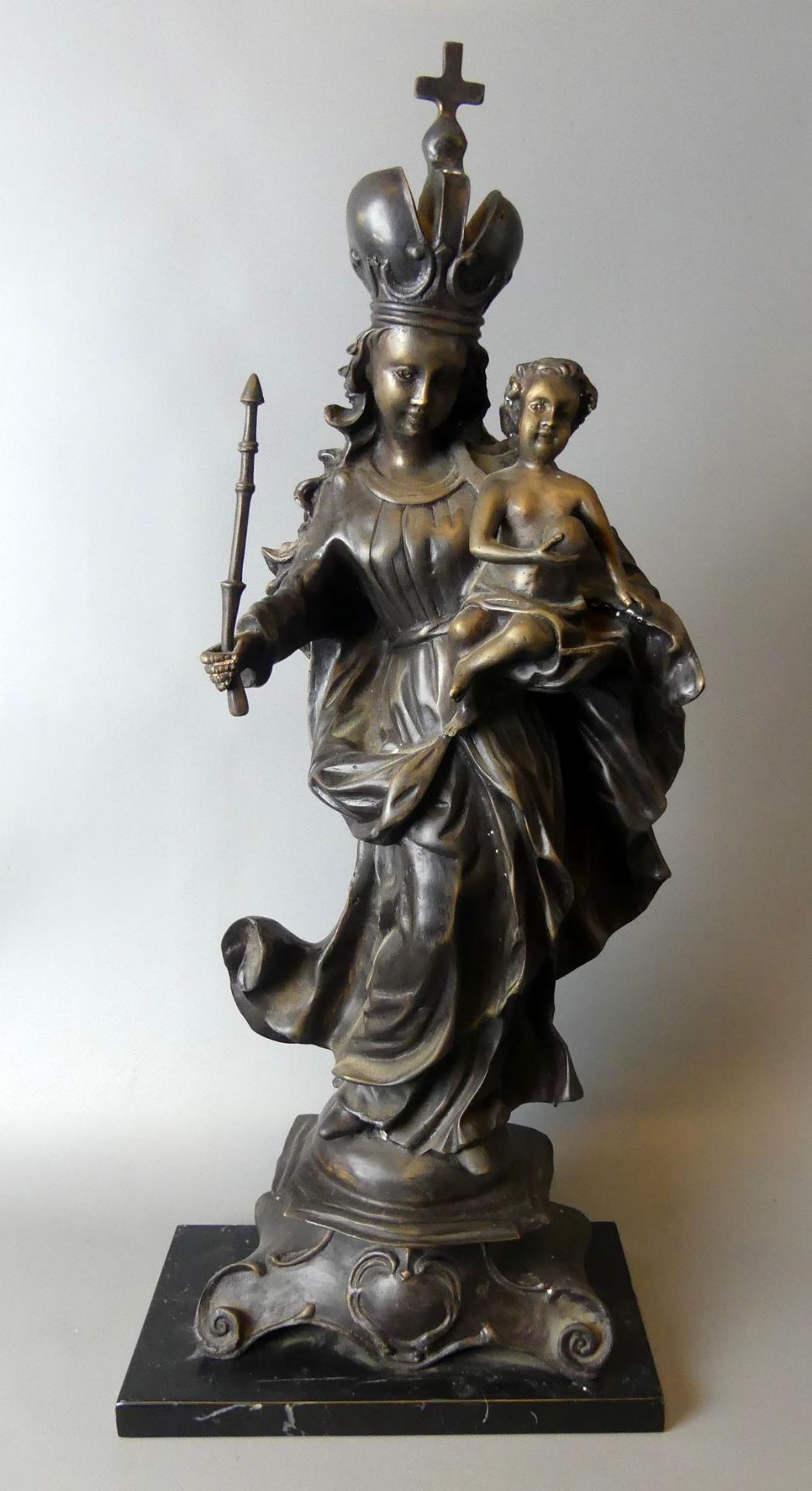 Maria mit dem Jesuskind und Zepter haltend, Bronze,