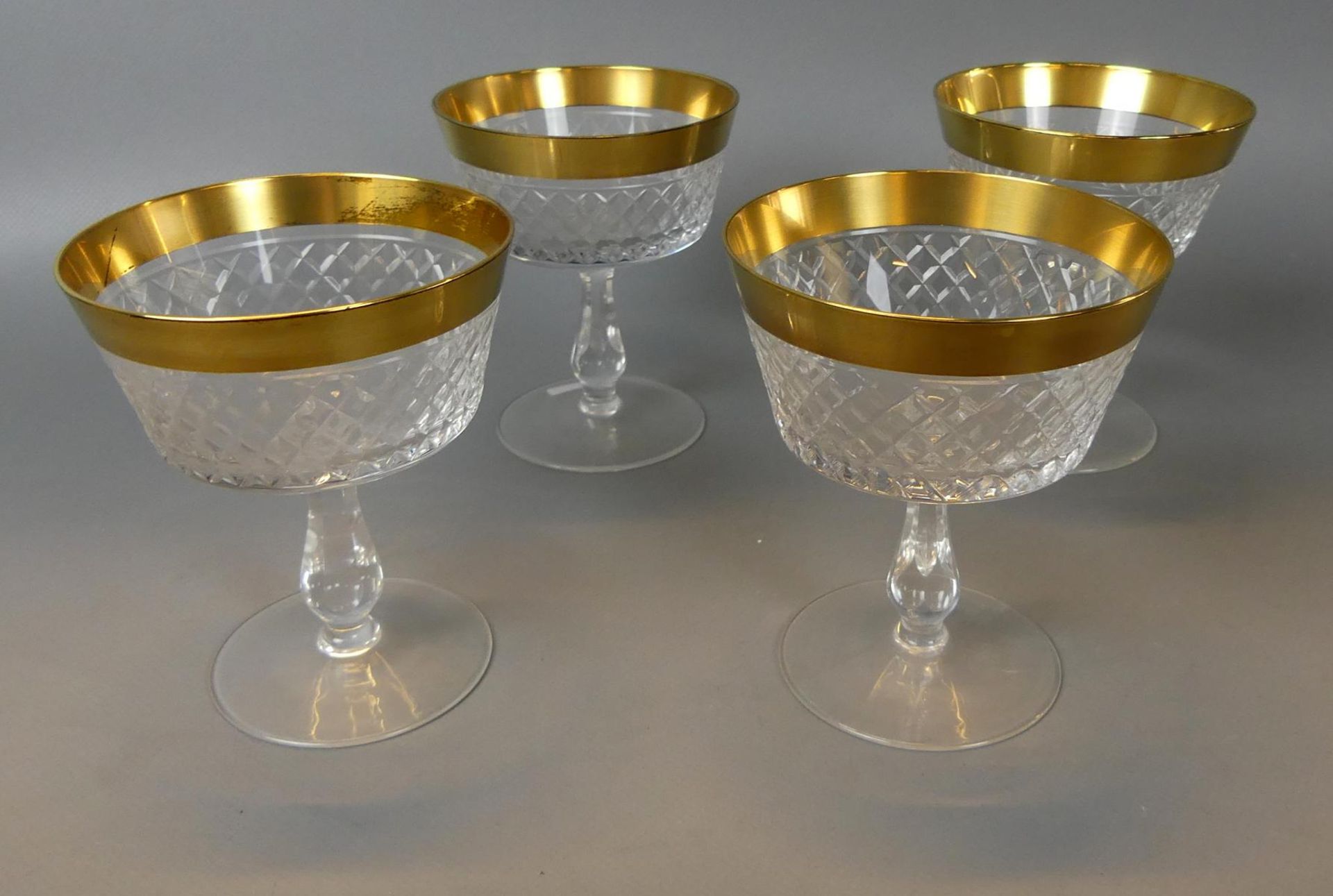 10 Sektschalen, Kristallglas, Goldrand (teils verwischt), H.ca. 10,5 cm
