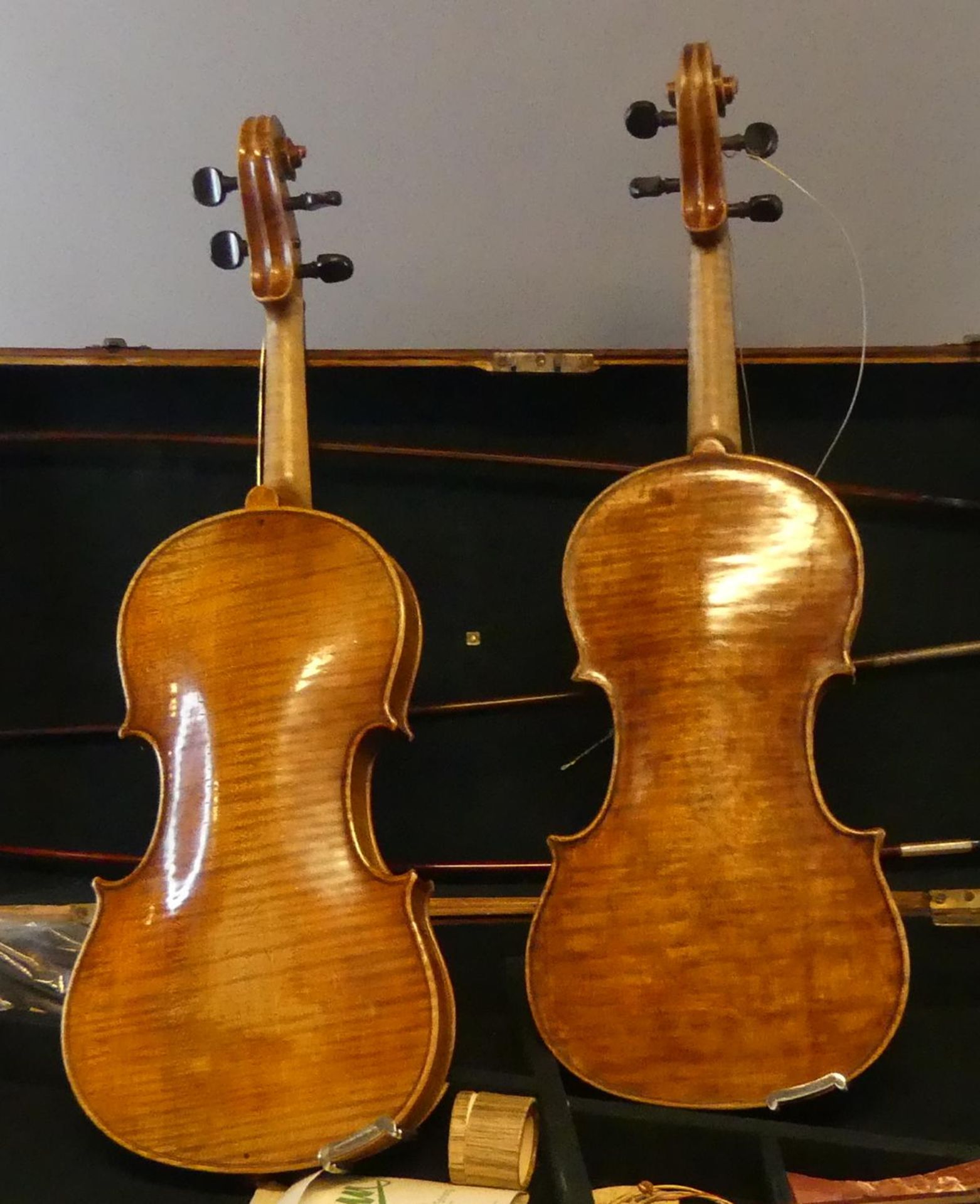 Paar Geigen im Kasten, mit Zettelinschriften; Laurentius Storioni, - Bild 3 aus 7