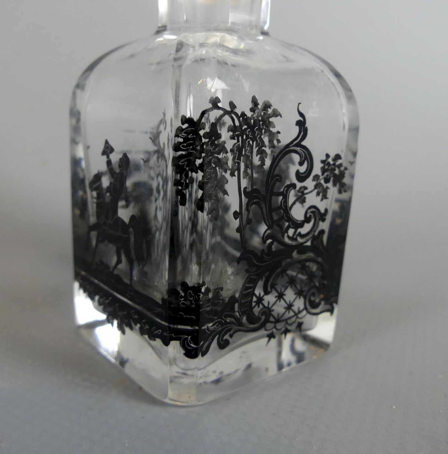 Kleiner Glasflakon mit Glasstöpsel, schwarz bemalt, Figurendarstellungen, - Bild 3 aus 3