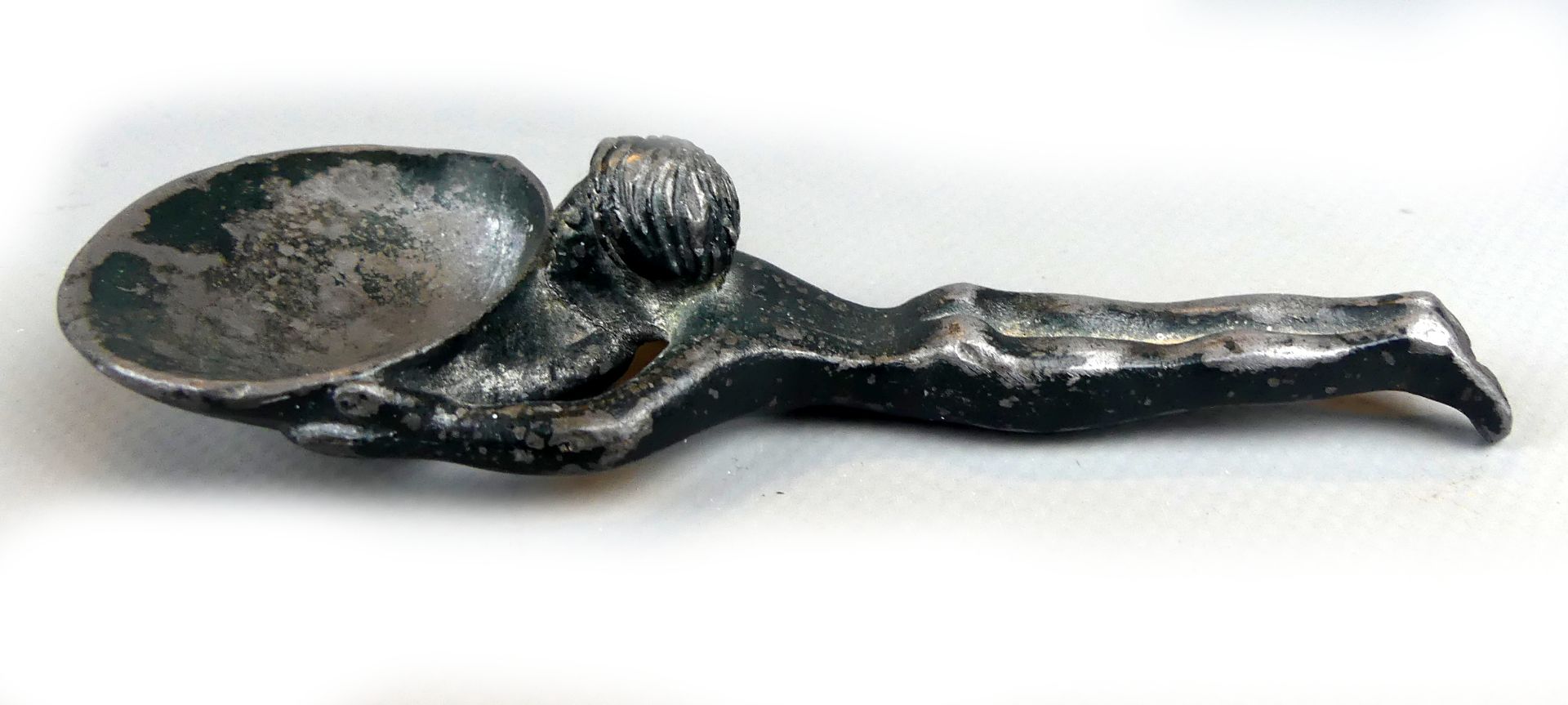 Kleine Bronze, "Liegender Junge", Schale haltend, ein Fuß gebrochen, L. 11,5 cm - Image 2 of 3