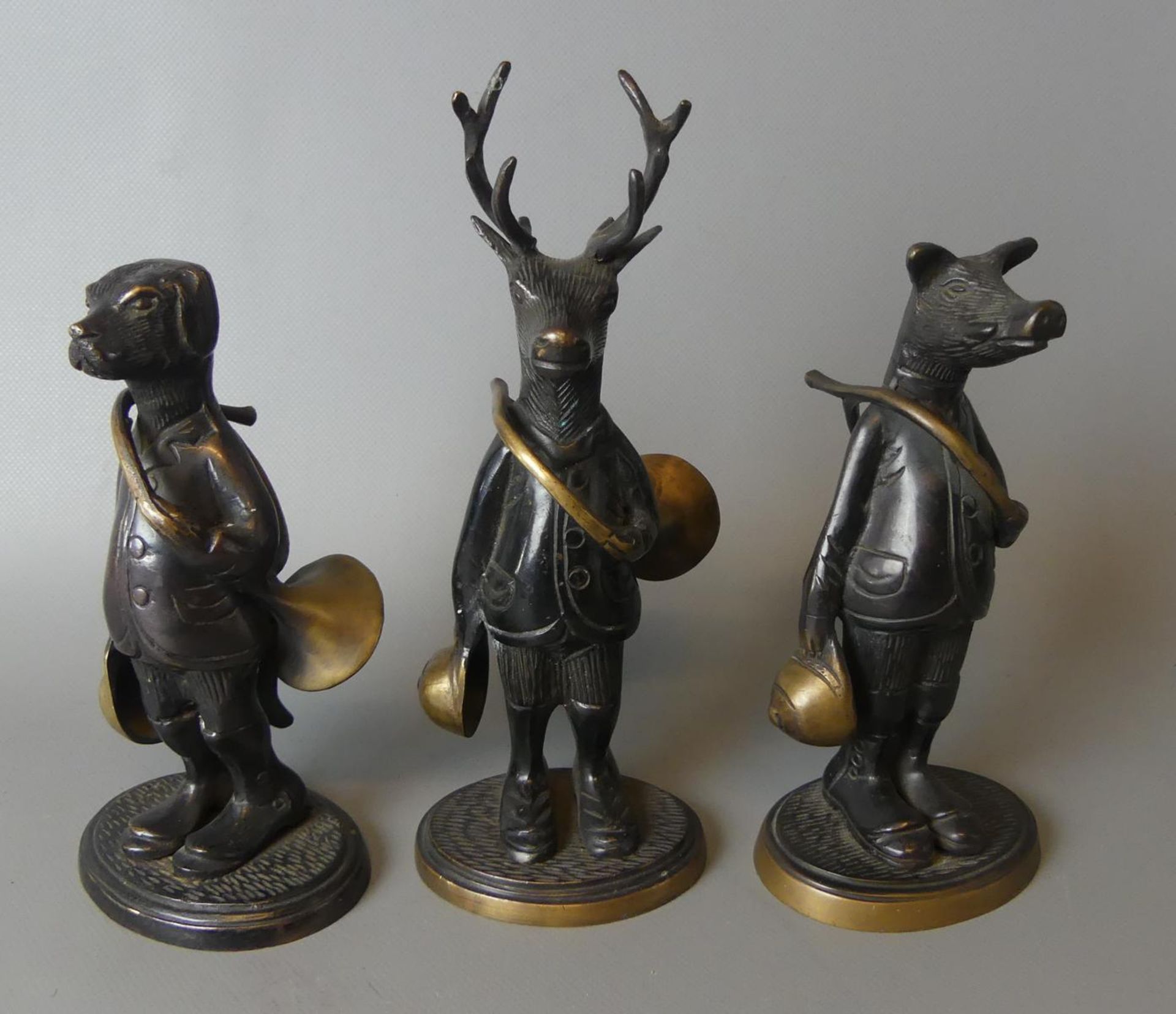 3 Bronzefiguren, Hund, Wildschwein, Hirsch, mit Musikintrument und Kappe,