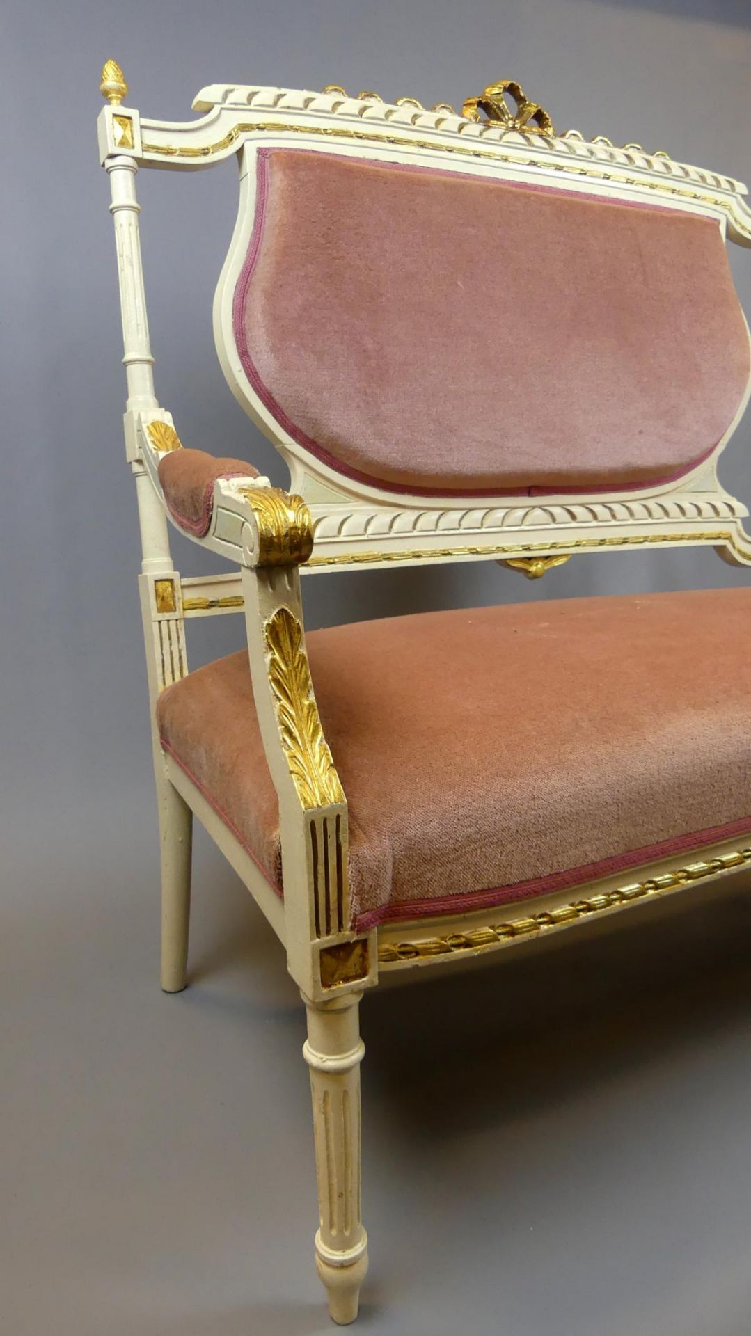 Sofa, 2-Sitzer, weiß/gold gefasst, sehr gute Polsterung, H. ca. 102, B. 112, T. 48 cm - Image 3 of 3
