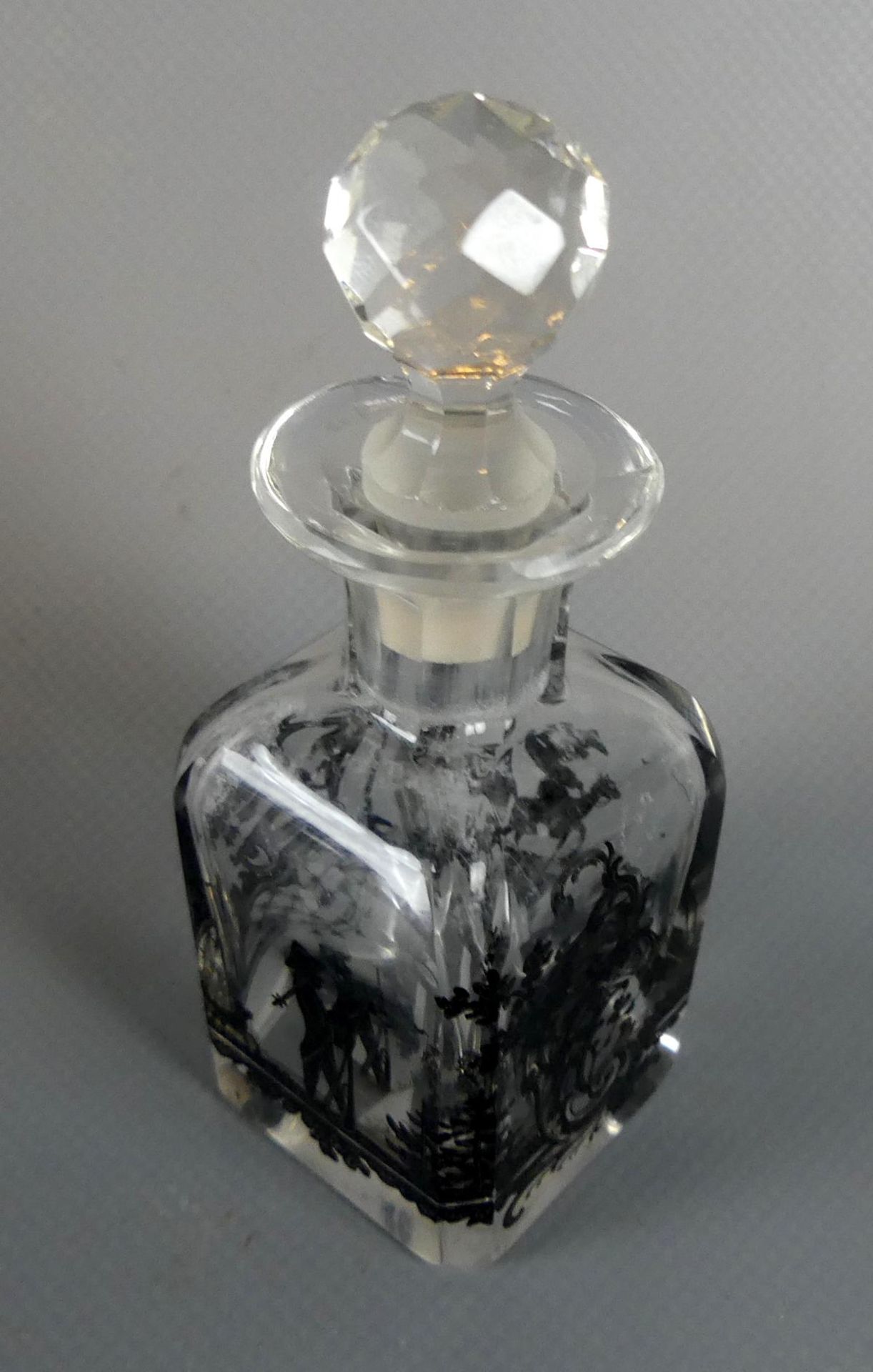 Kleiner Glasflakon mit Glasstöpsel, schwarz bemalt, Figurendarstellungen,