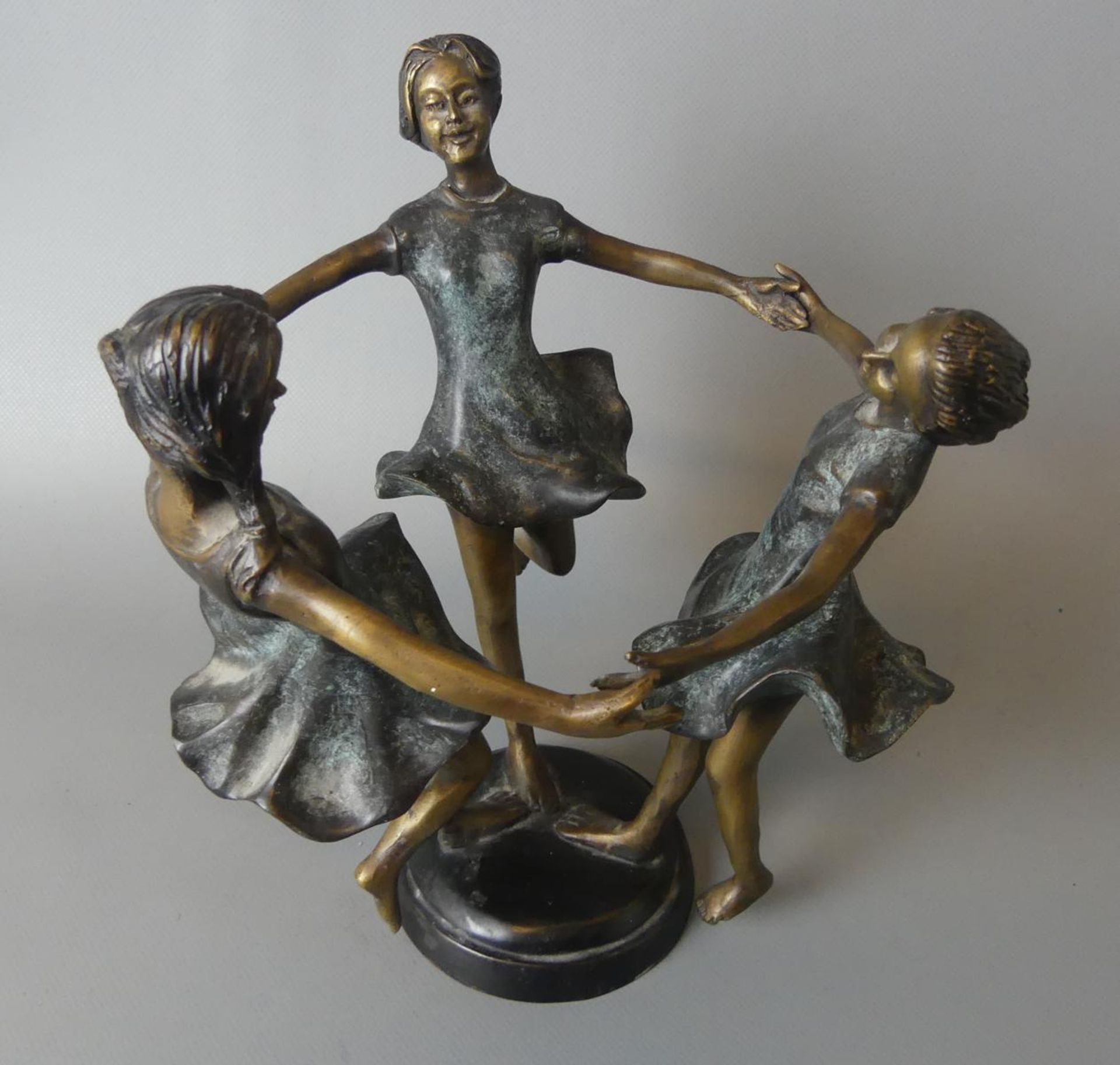 3 Mädchen im Reigen, Bronze auf rundem Sockel, - Image 3 of 3
