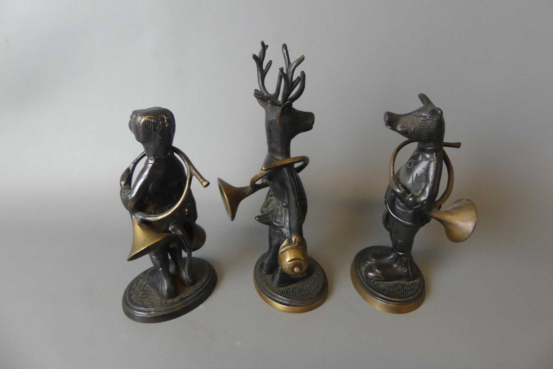 3 Bronzefiguren, Hund, Wildschwein, Hirsch, mit Musikintrument und Kappe, - Image 2 of 2