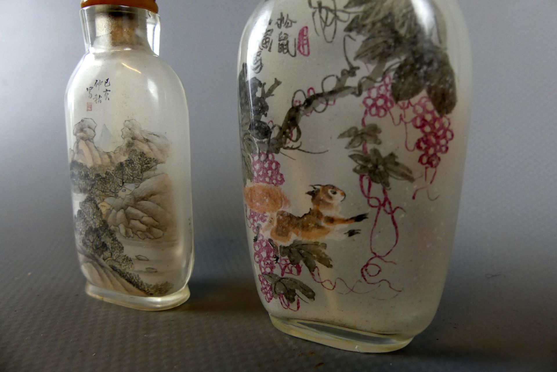 2 Snuffbottles, China, hinter Glasmalerei, Eichhörnchen/Landschaft, - Image 3 of 3