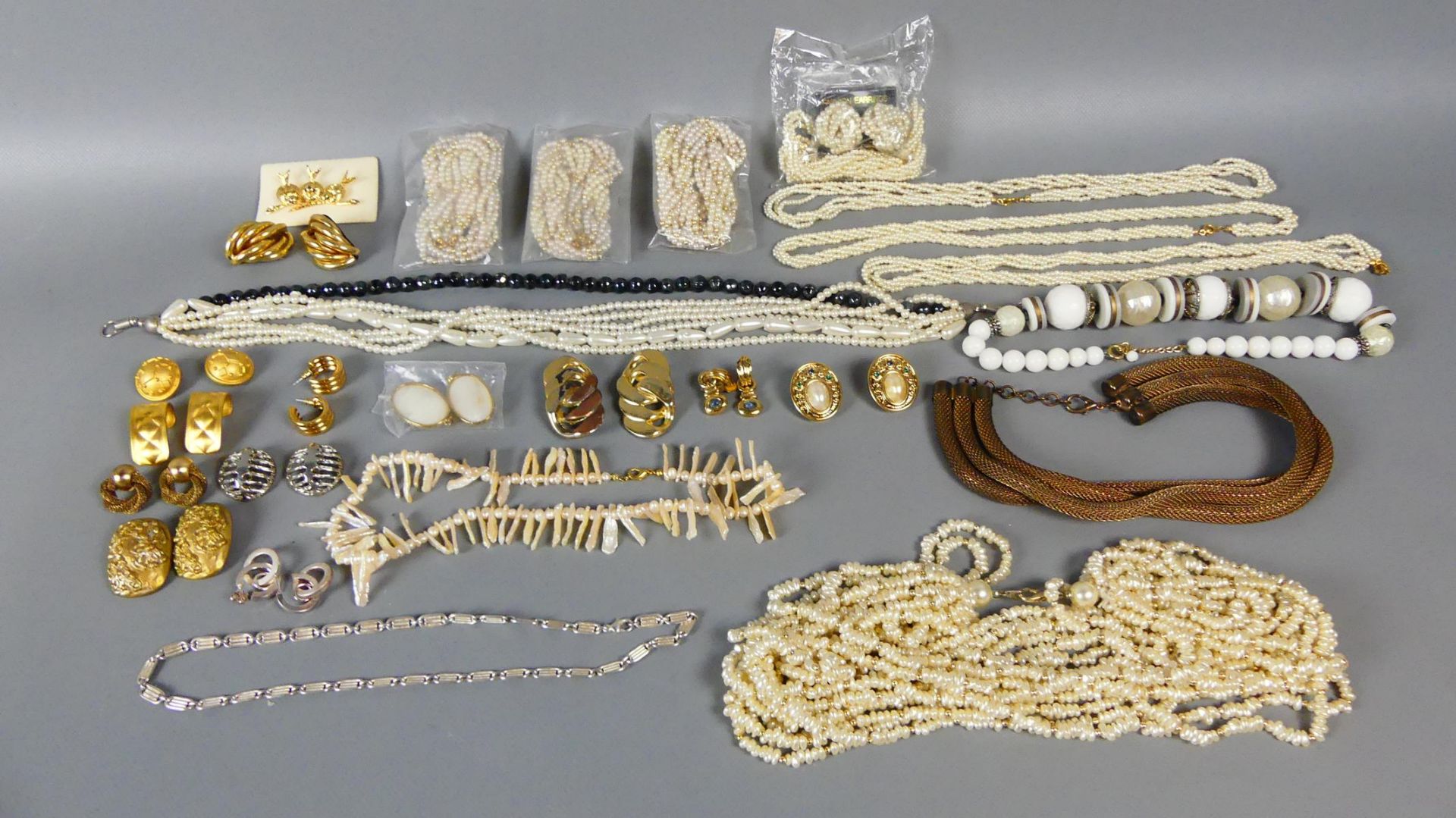 Konvolut Modeschmuck, Perlen; Armbänder, Ketten, Ohrringe