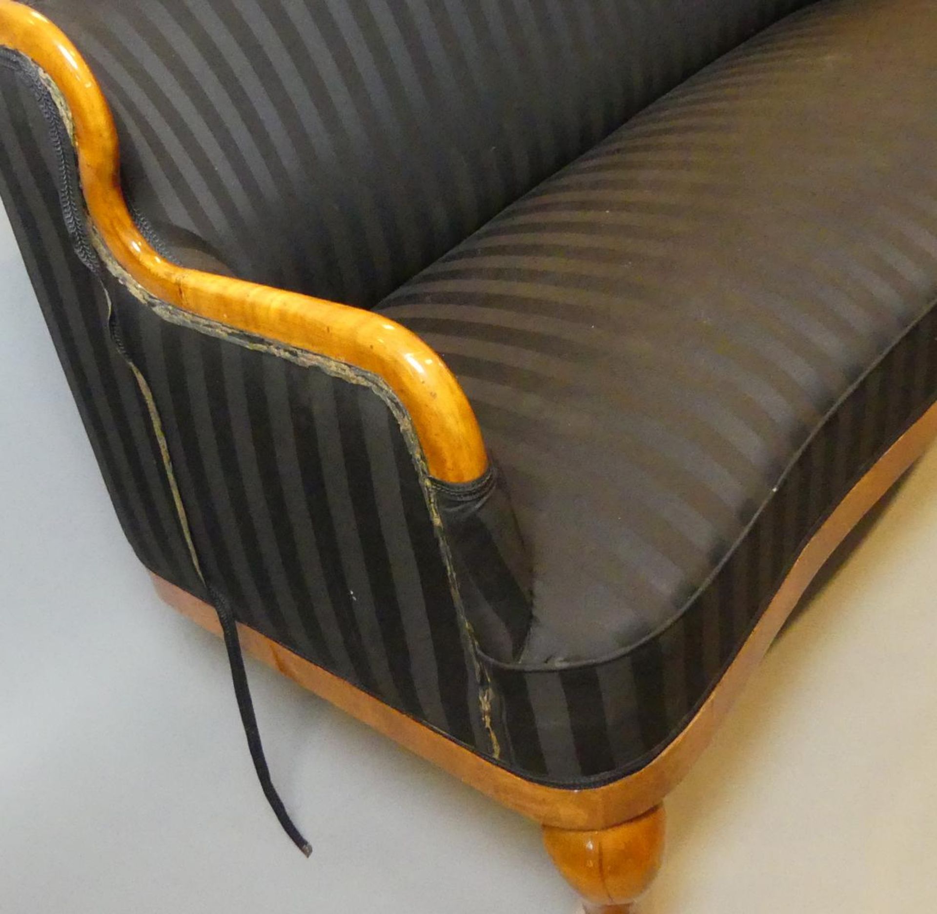 Sofa, Kirschbaum, geschwungenes Rückenteil, schwarzer Stoffbezug, - Image 2 of 2