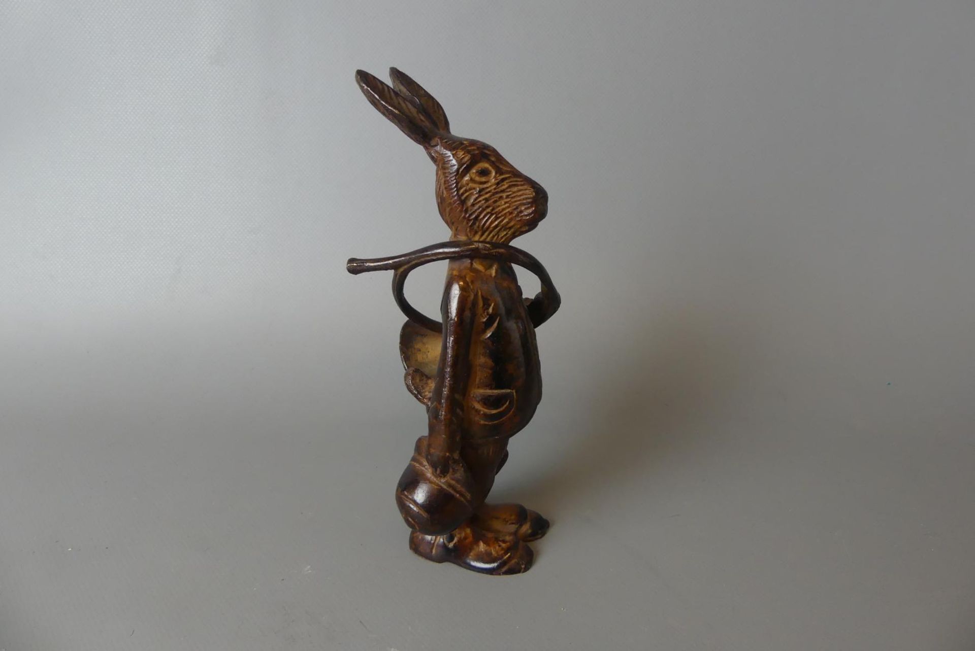 Stehender Hase mit Musikinstrument und Kappe haltend, Bronze, - Image 2 of 3