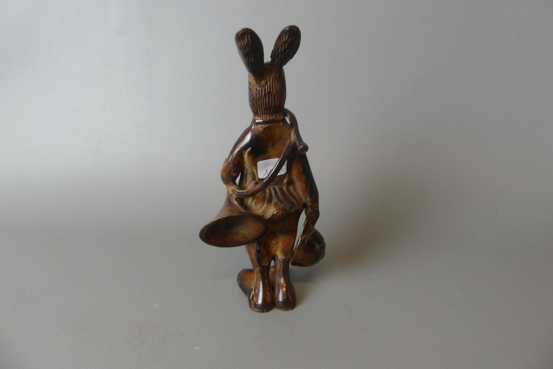 Stehender Hase mit Musikinstrument und Kappe haltend, Bronze, - Image 3 of 3