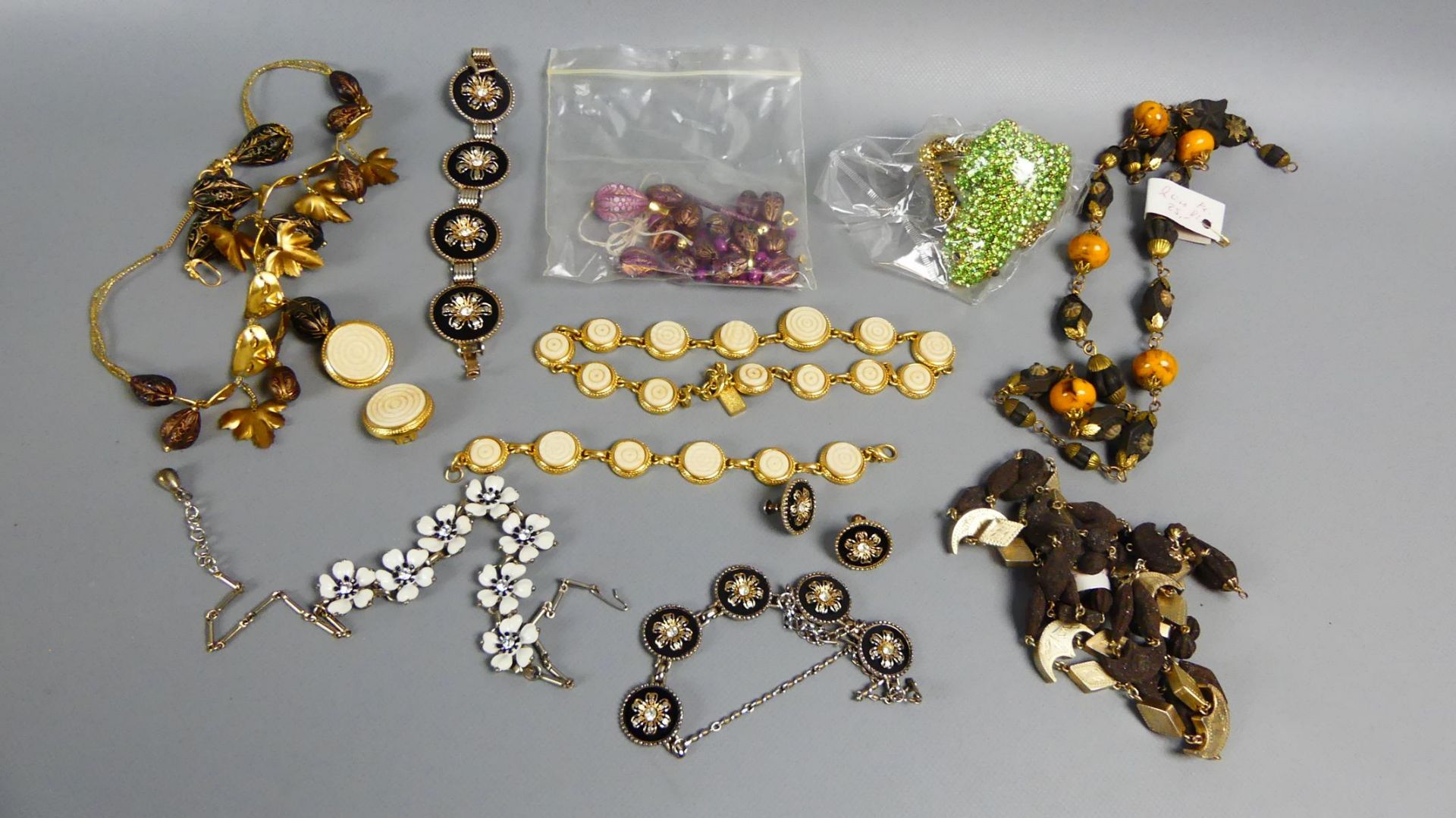 Modeschmuck mit Schmuckkiste, innen mit Stoff bezogen, Ketten, - Bild 3 aus 3